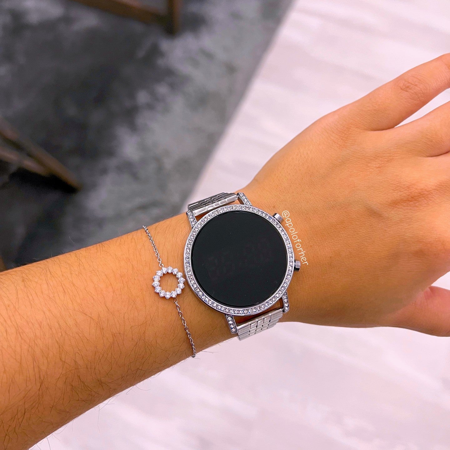 Relógio digital redondo com brilhantes | prateado