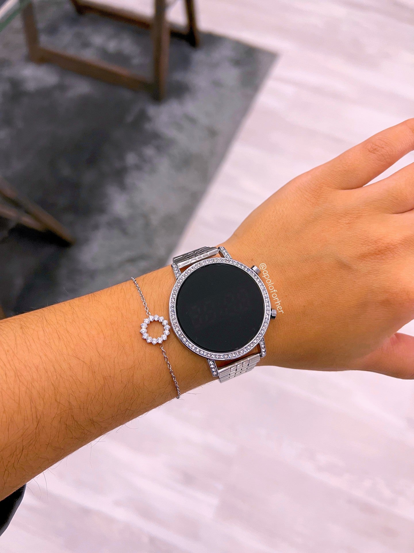 Relógio digital redondo com brilhantes | prateado