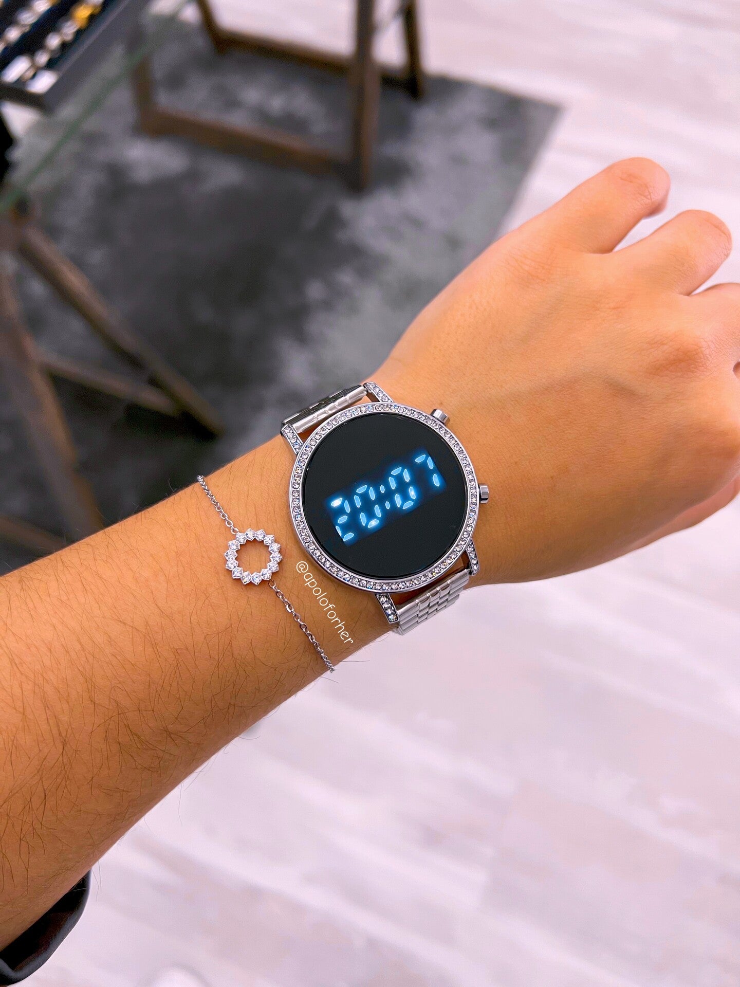 Relógio digital redondo com brilhantes | prateado