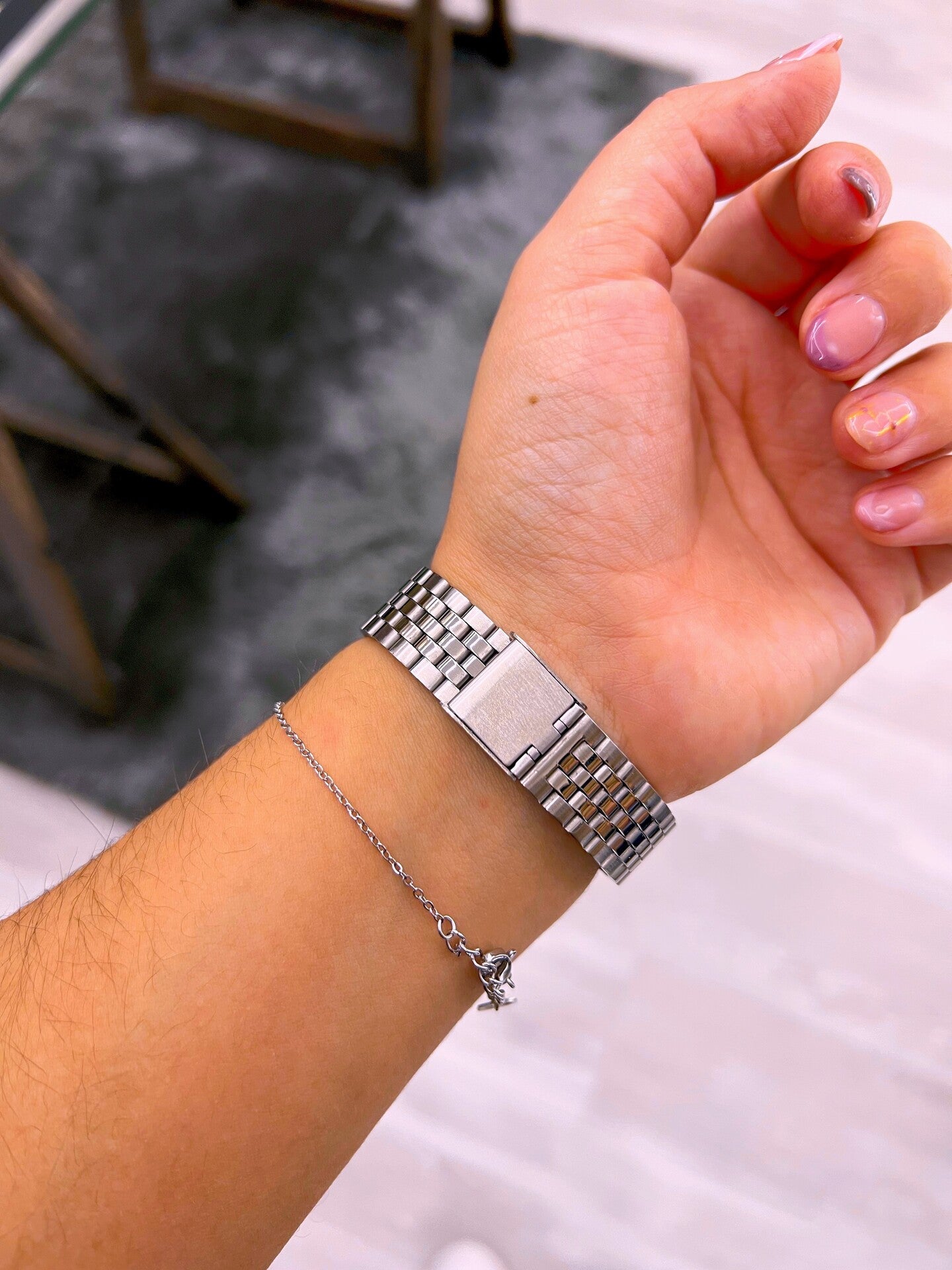 Relógio digital redondo com brilhantes | prateado