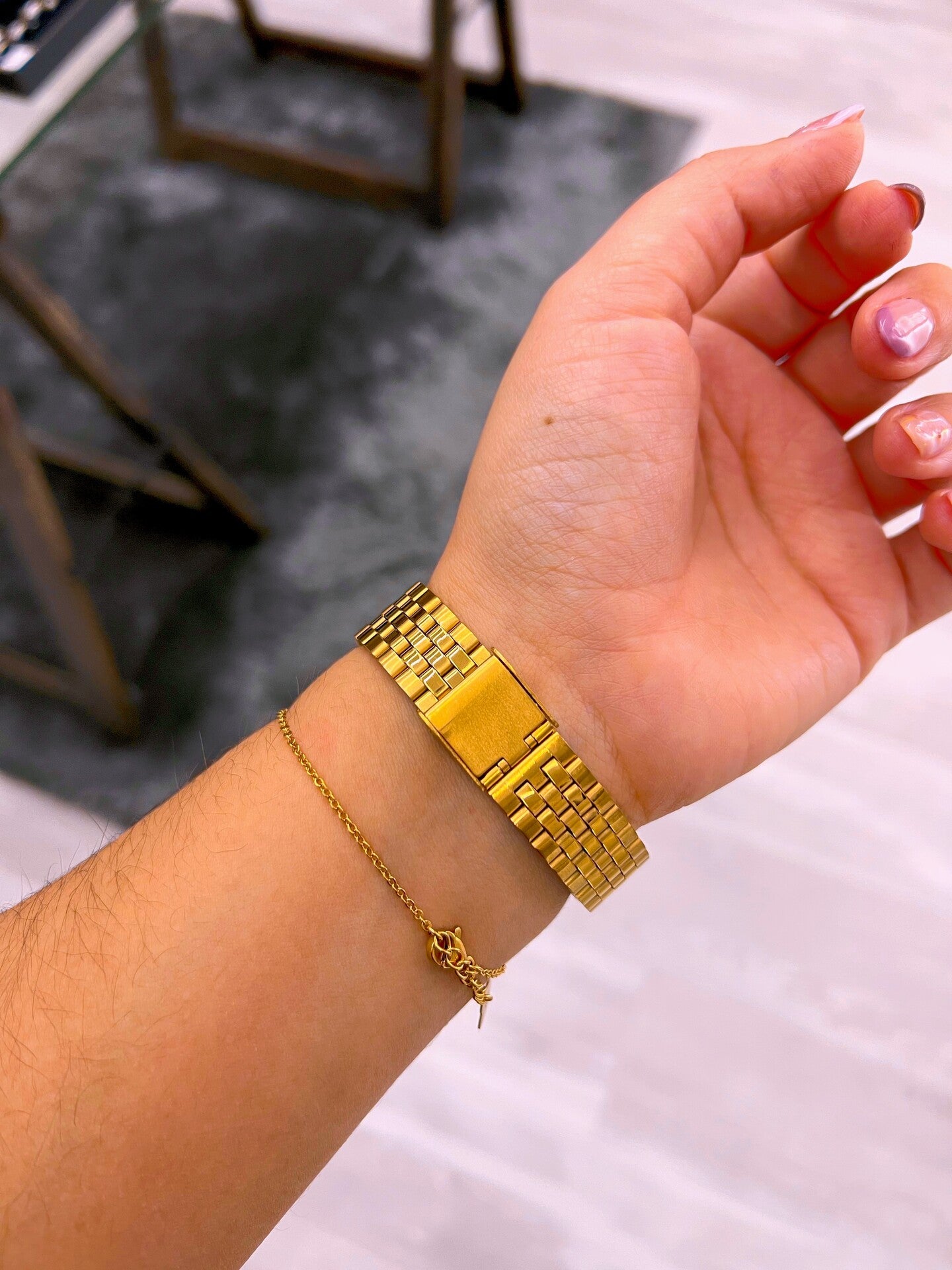 Relógio digital redondo com brilhantes | dourado