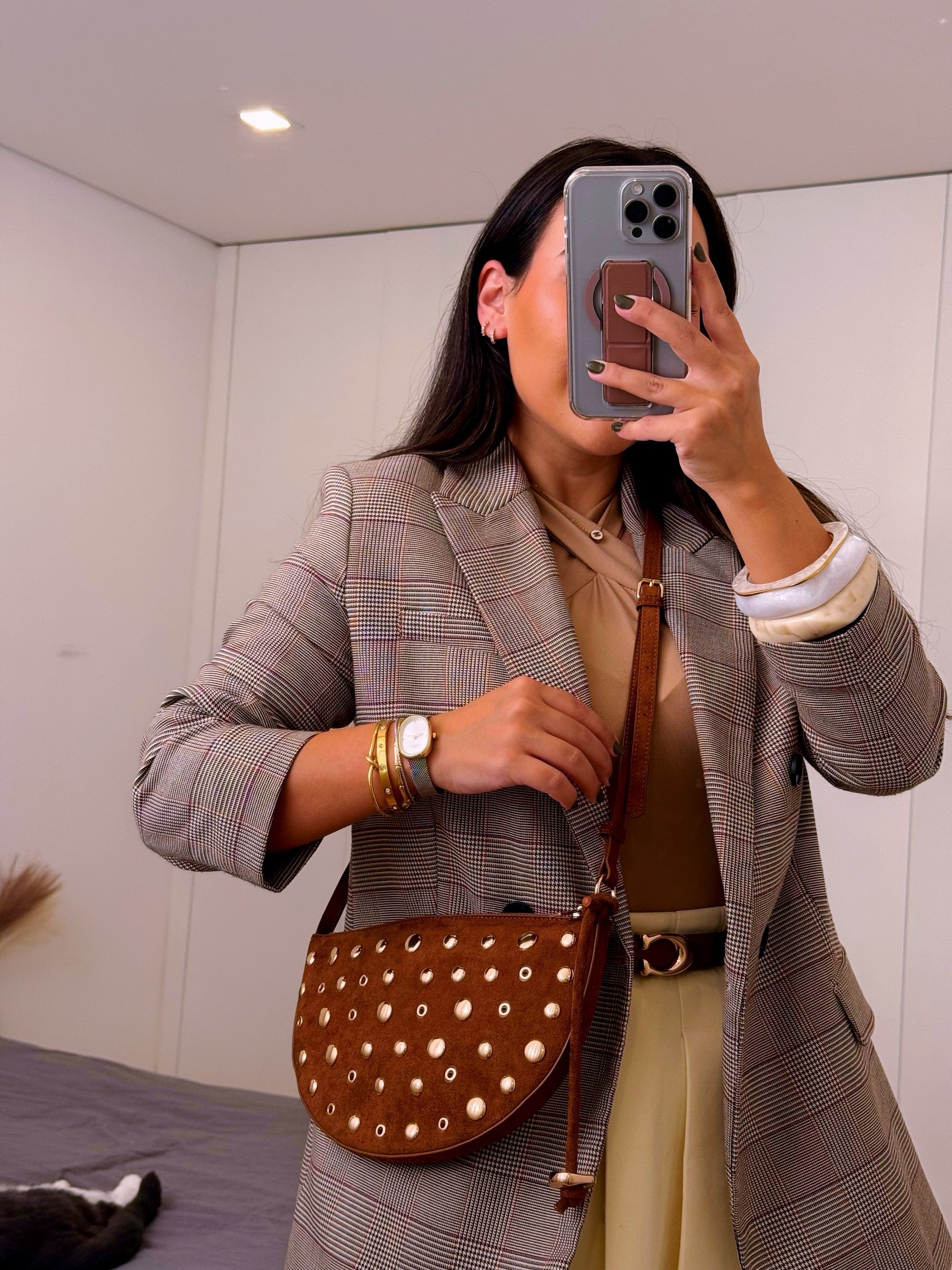 Mala meia lua efeito camurça com pormenores dourados | 2 Cores