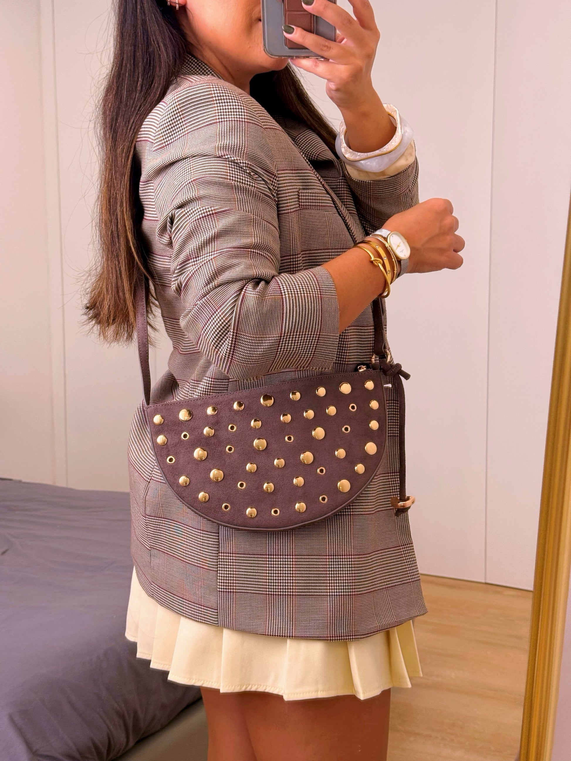 Mala meia lua efeito camurça com pormenores dourados | 2 Cores