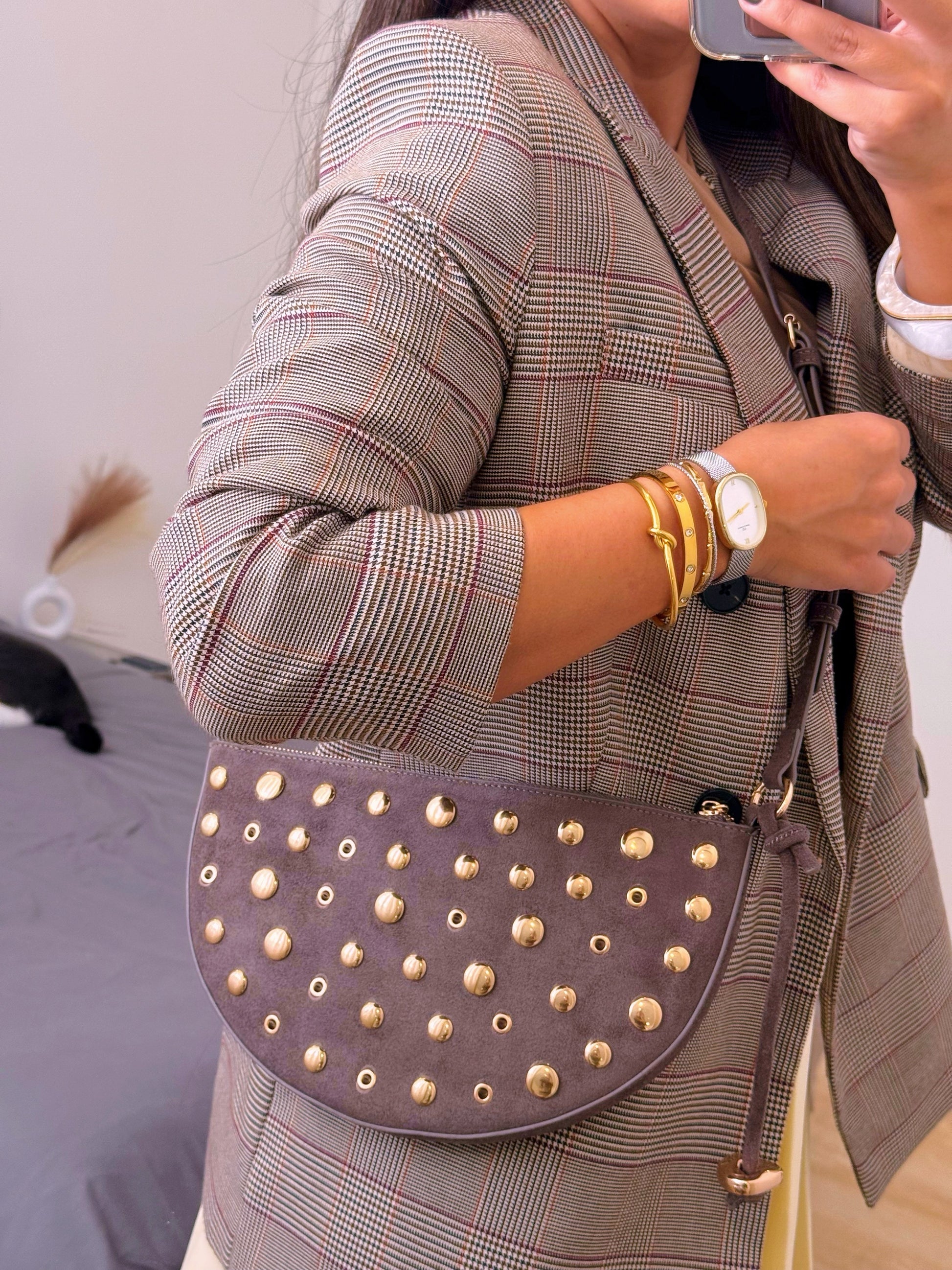 Mala meia lua efeito camurça com pormenores dourados | 2 Cores