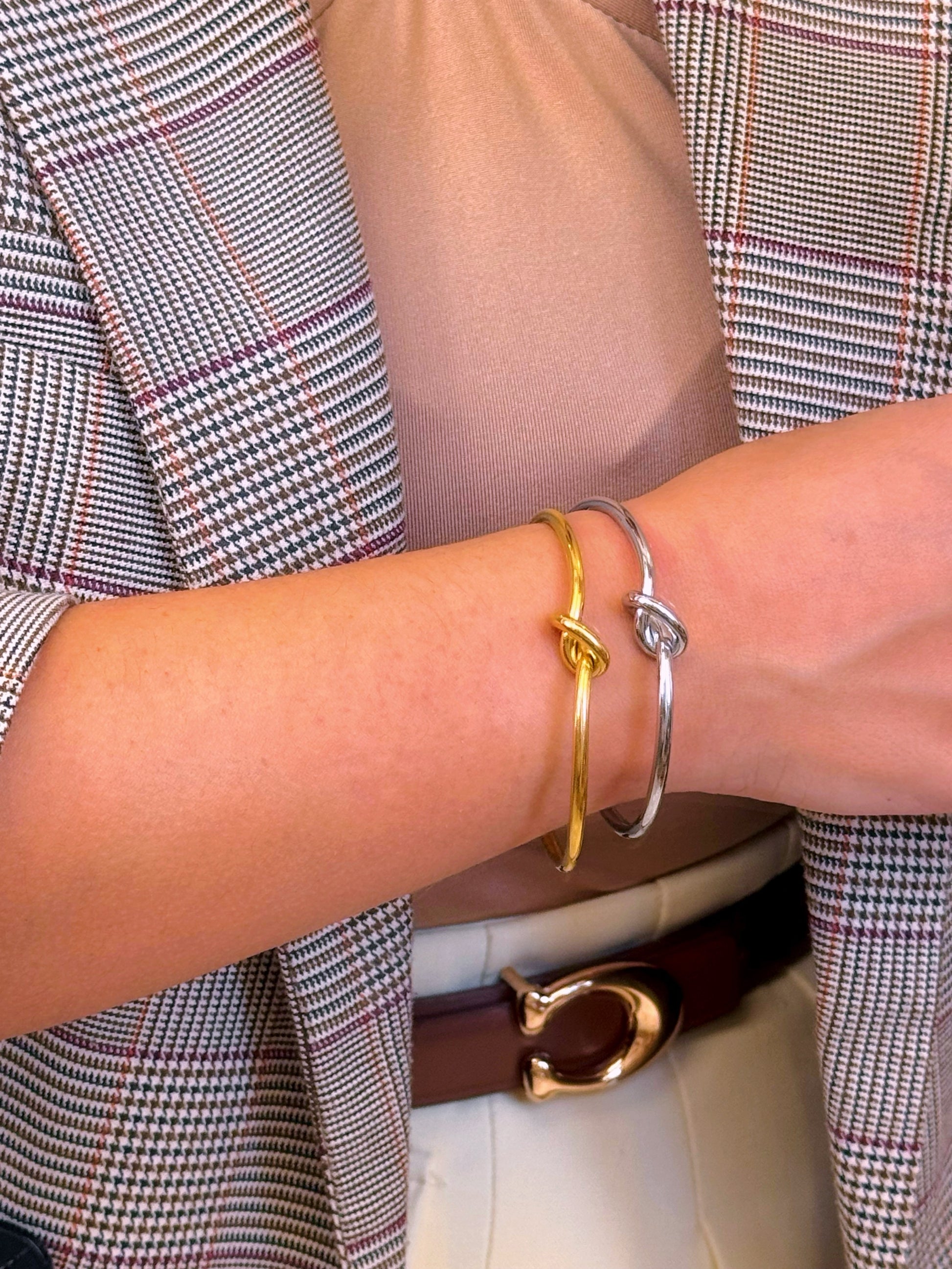 Pulseira rígida efeito de nó | 2 Cores