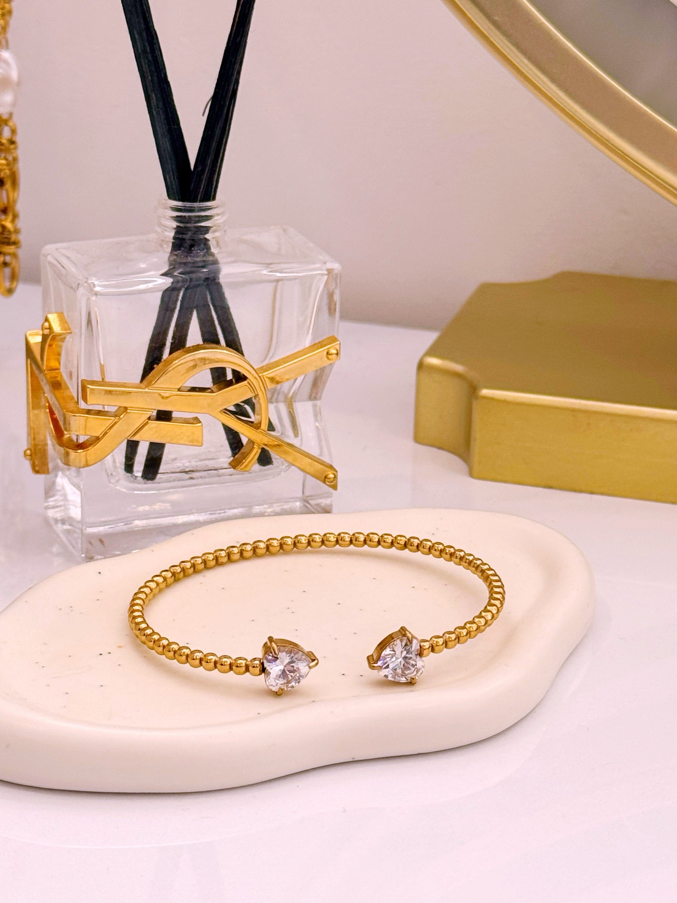 Pulseira Rígida de bolinhas com dois brilhantes em coração | Dourado