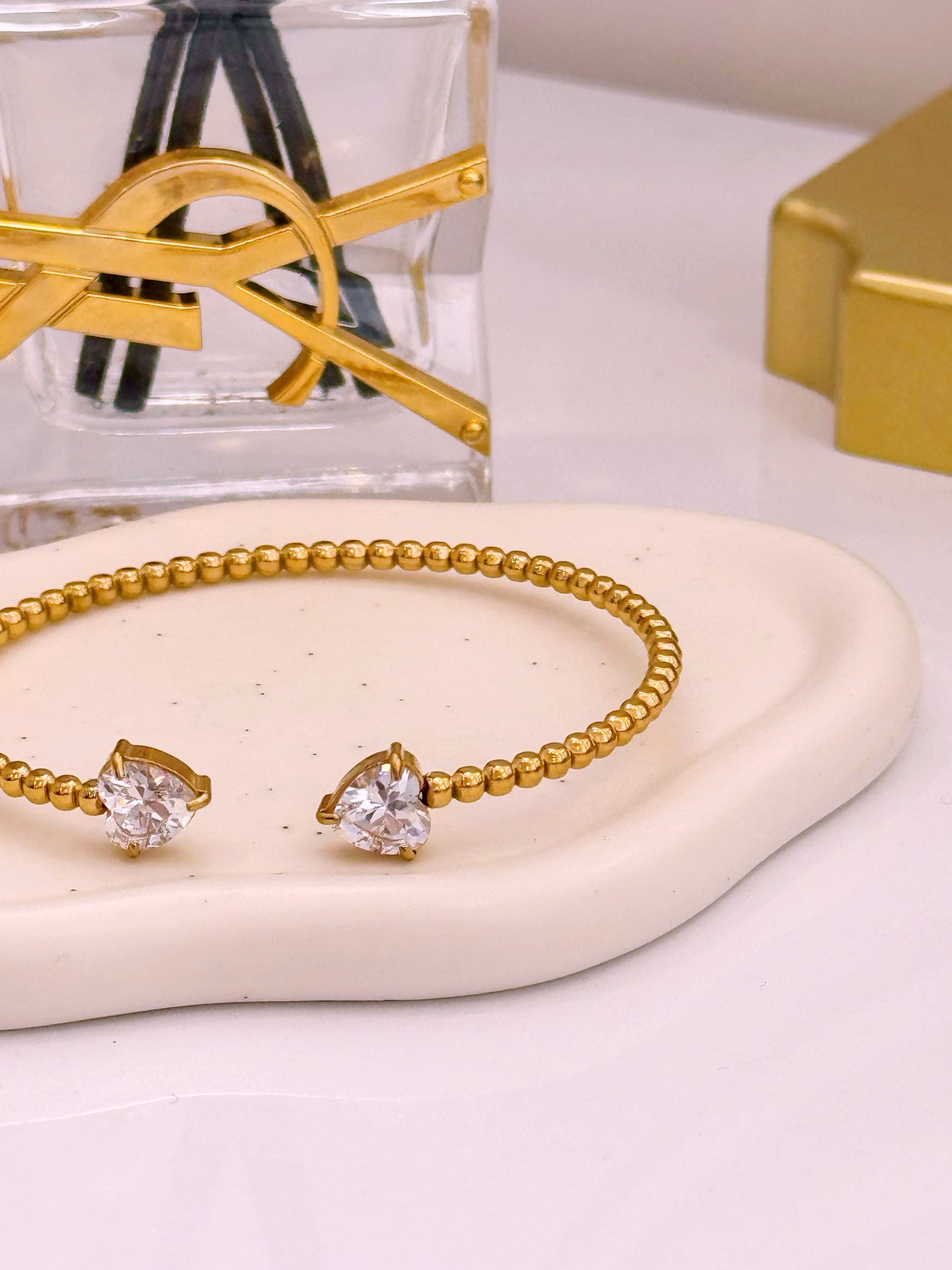 Pulseira Rígida de bolinhas com dois brilhantes em coração | Dourado