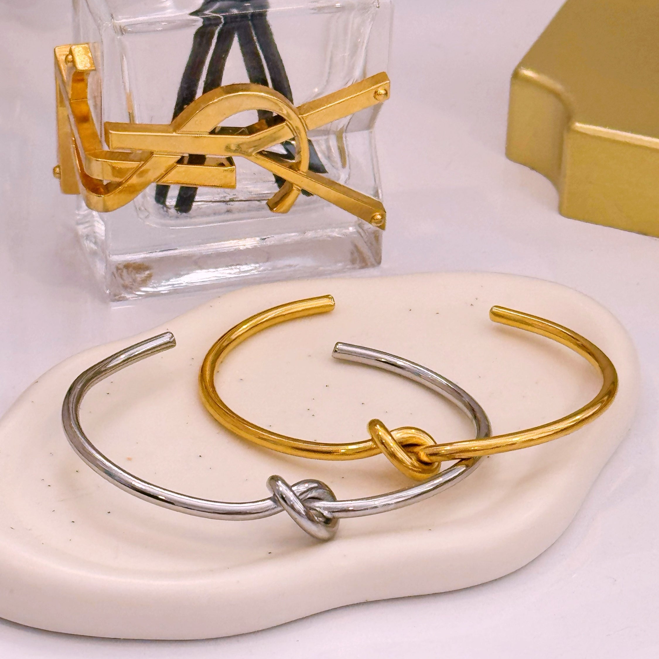 Pulseira rígida efeito de nó | 2 Cores