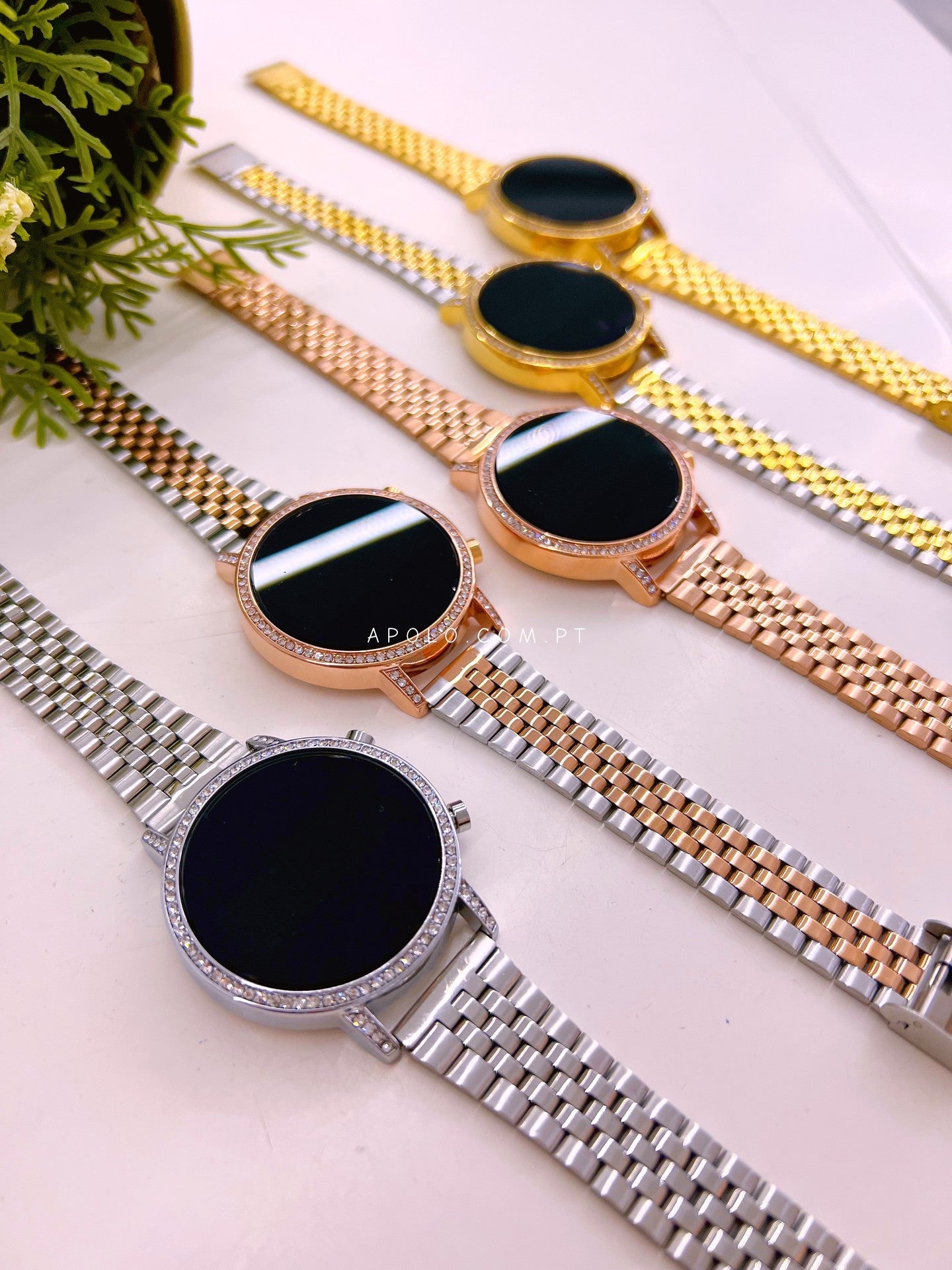 Relógio digital redondo com brilhantes | prateado