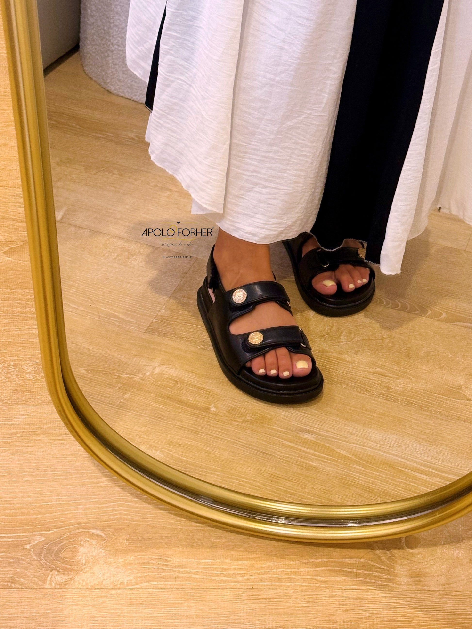 Sandália com plataforma e fivelas ajustáveis | Pretas