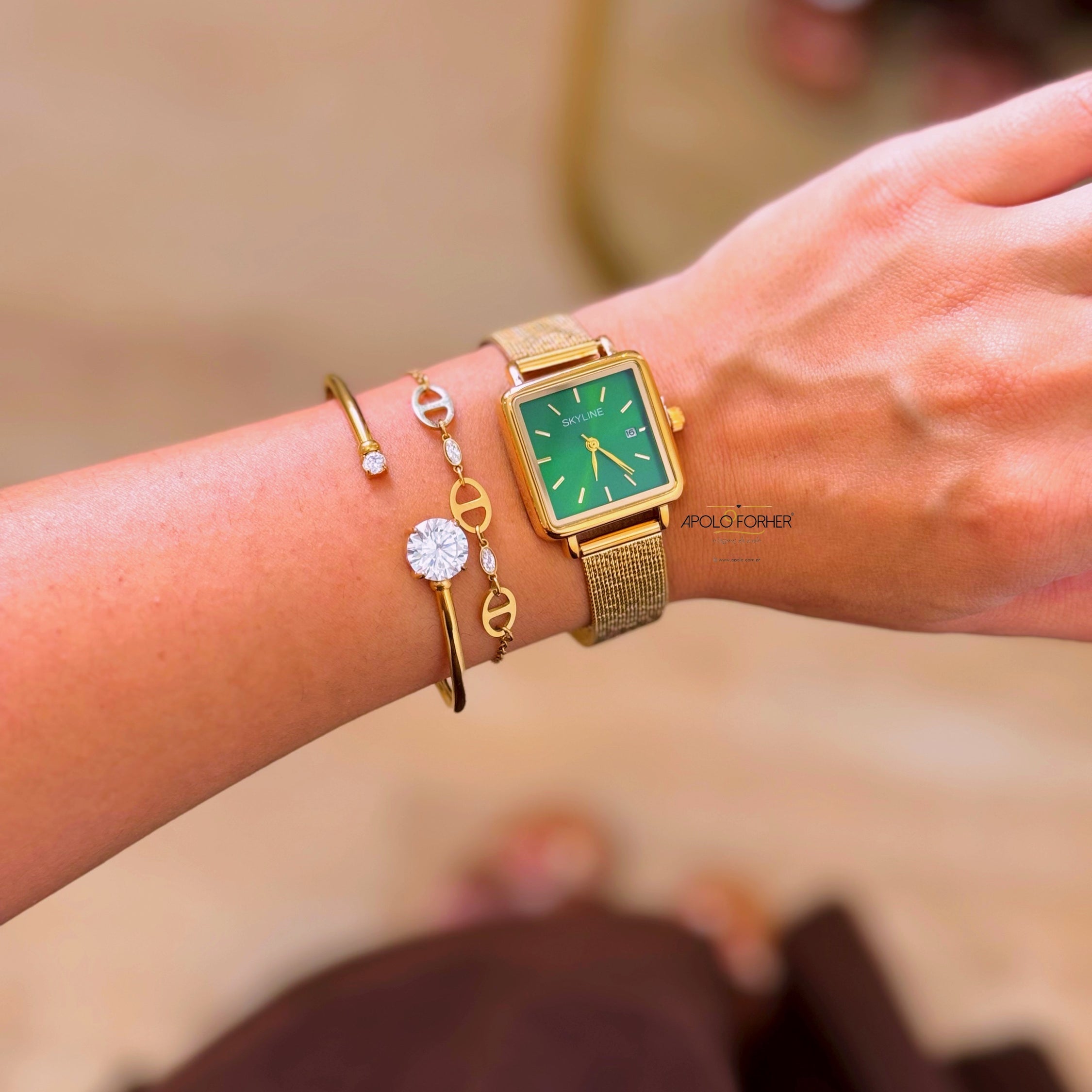 Relógio analógico quadrado | Dourado • fundo verde