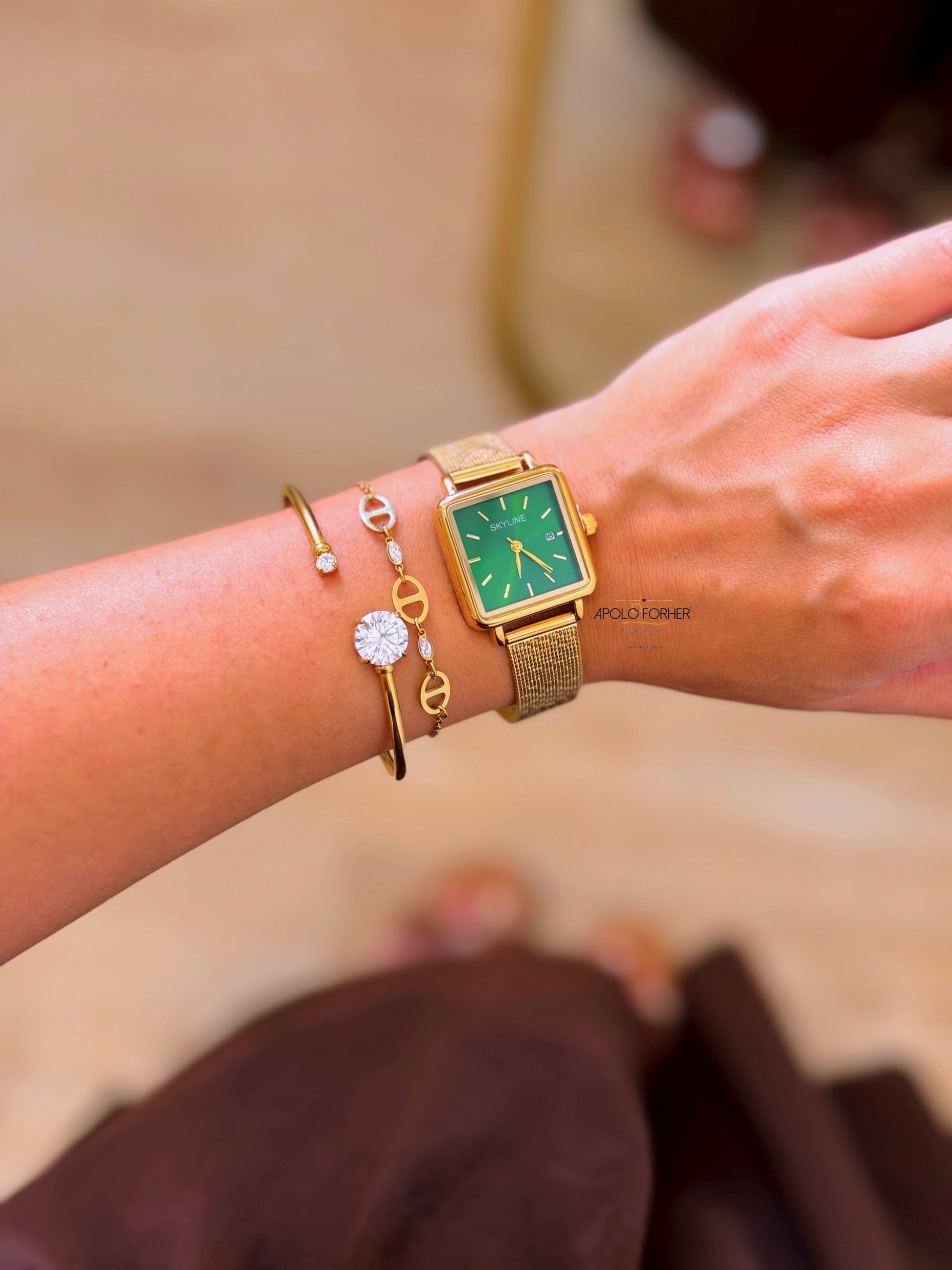 Relógio analógico quadrado | Dourado • fundo verde