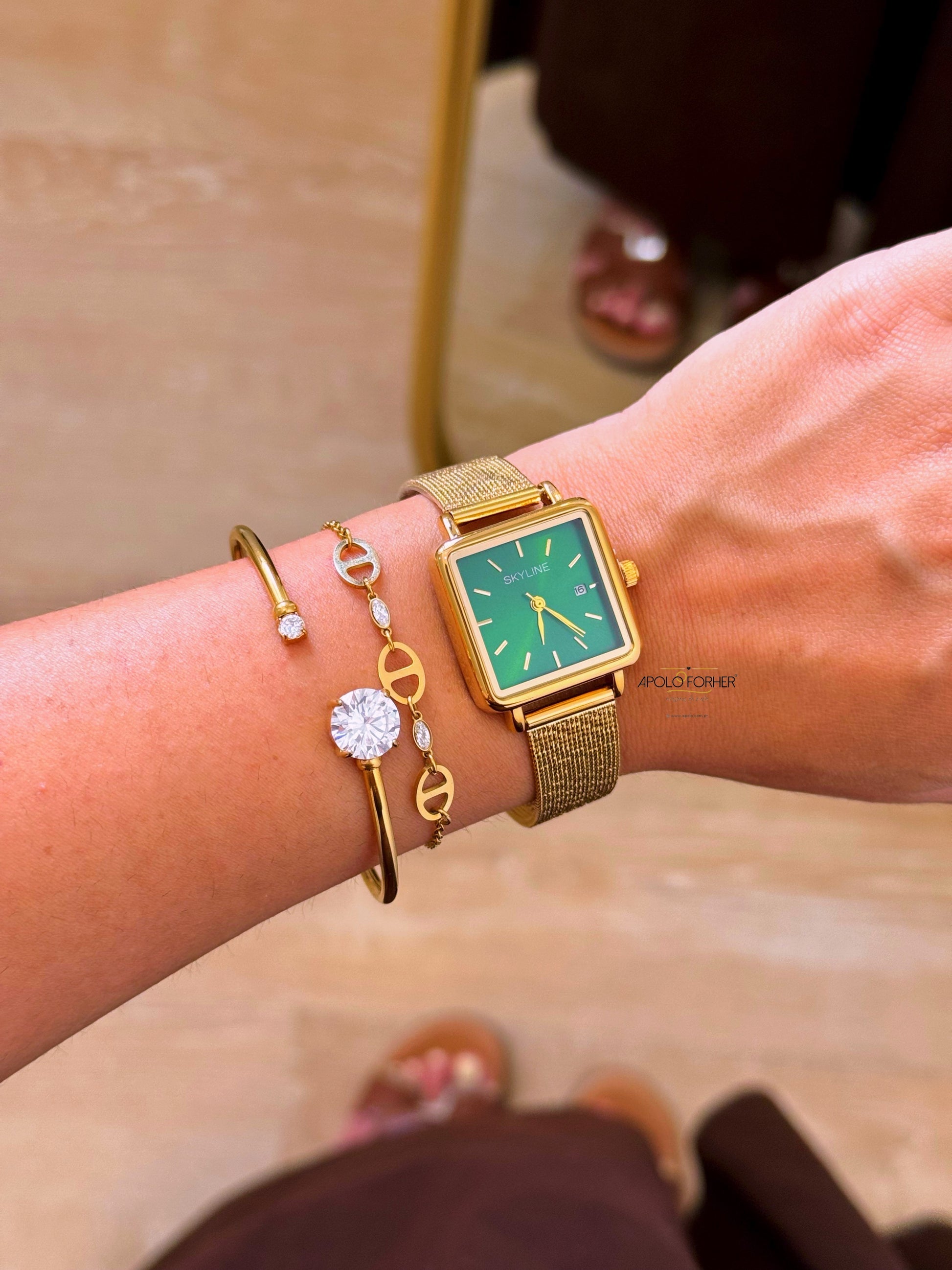 Relógio analógico quadrado | Dourado • fundo verde