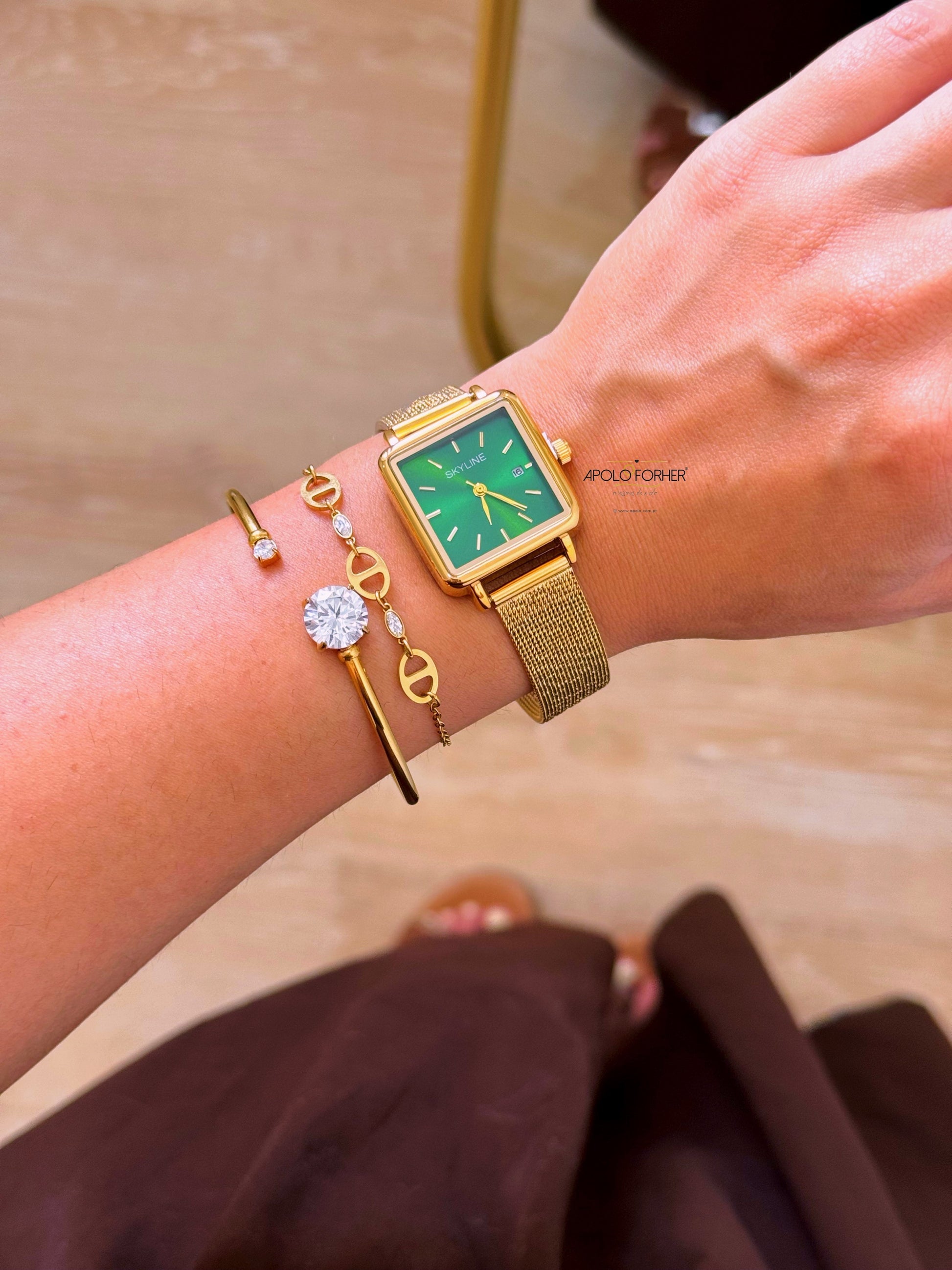 Relógio analógico quadrado | Dourado • fundo verde