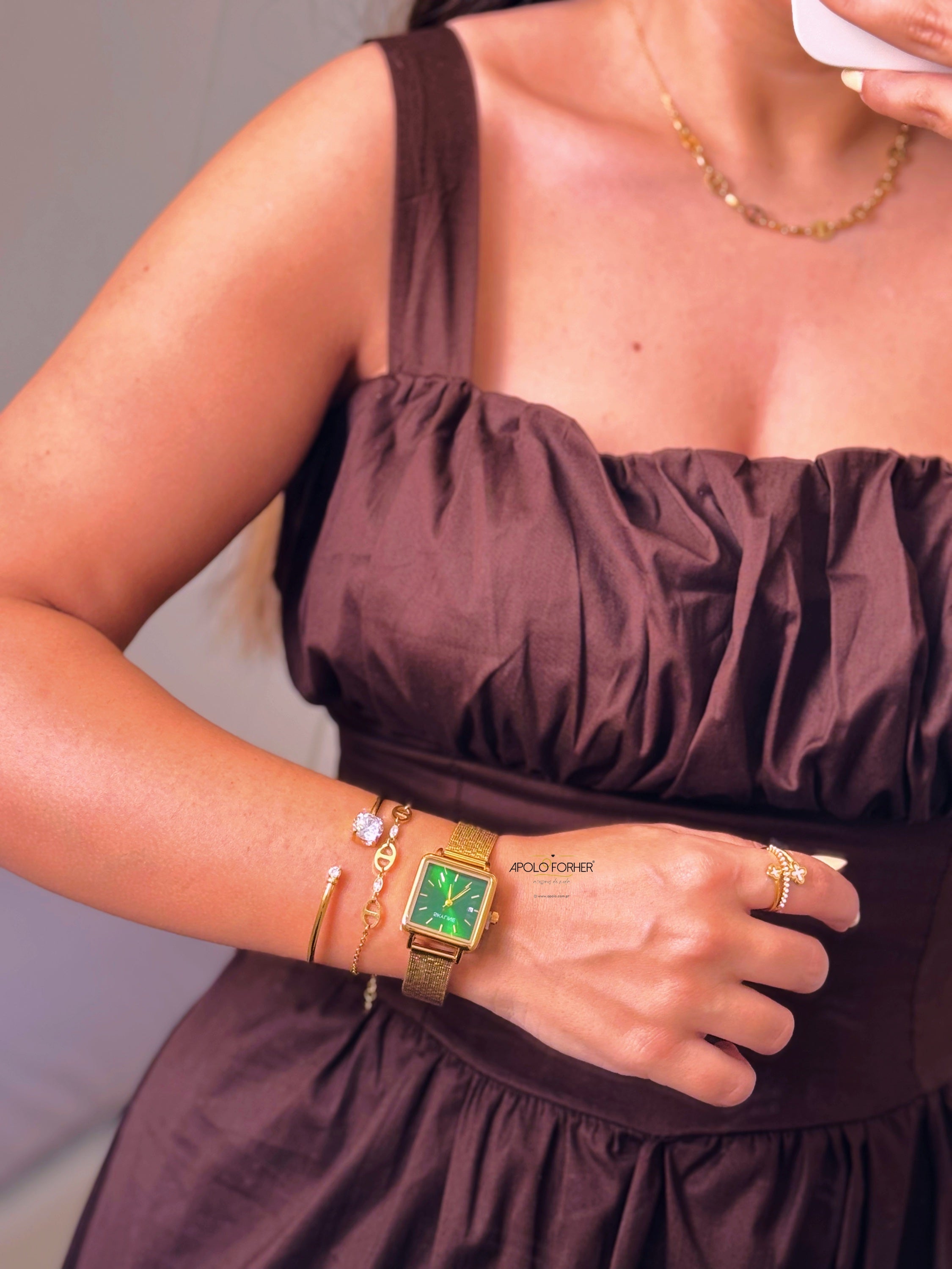 Relógio analógico quadrado | Dourado • fundo verde