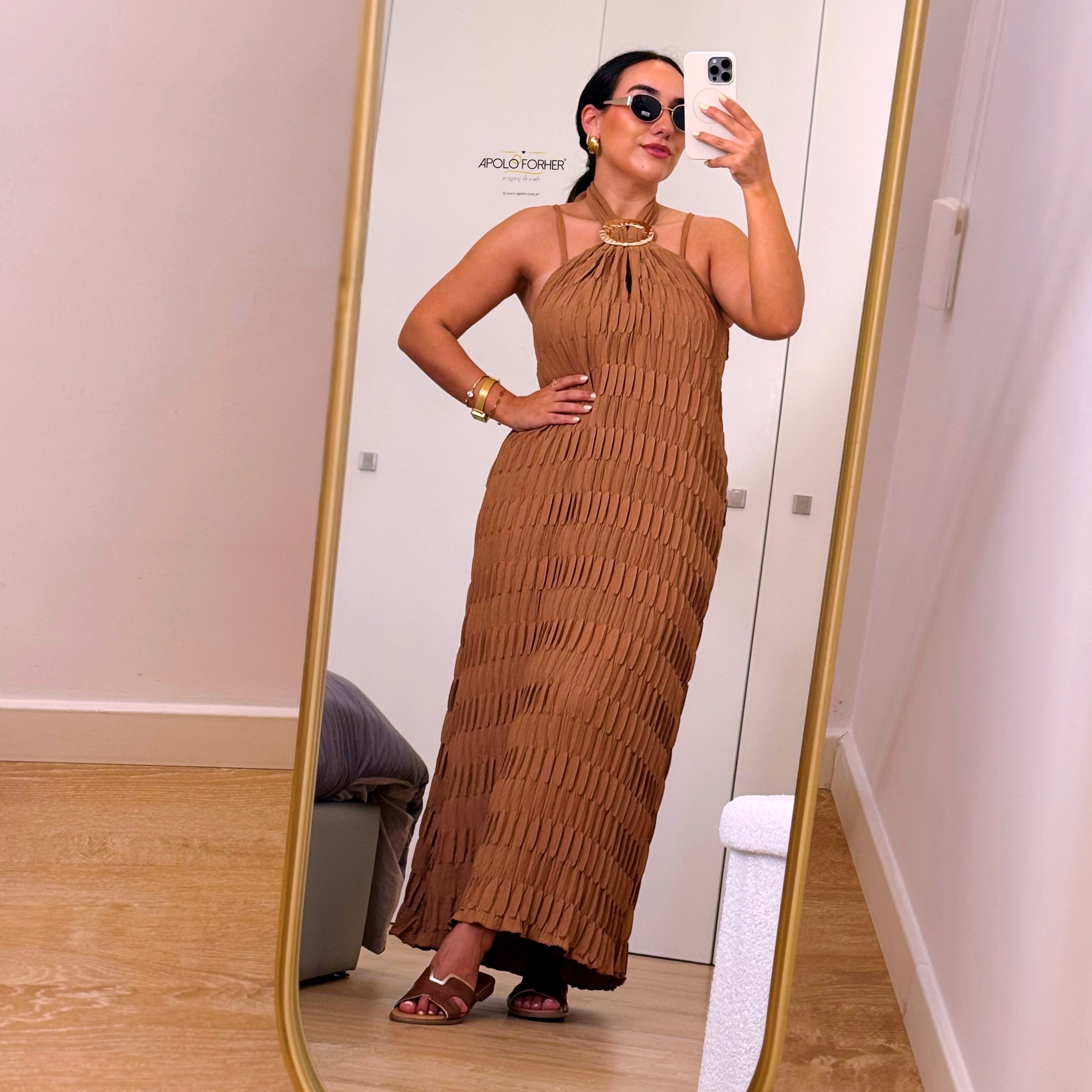 Vestido comprido de  costas abertas e pormenor dourado | Castanho