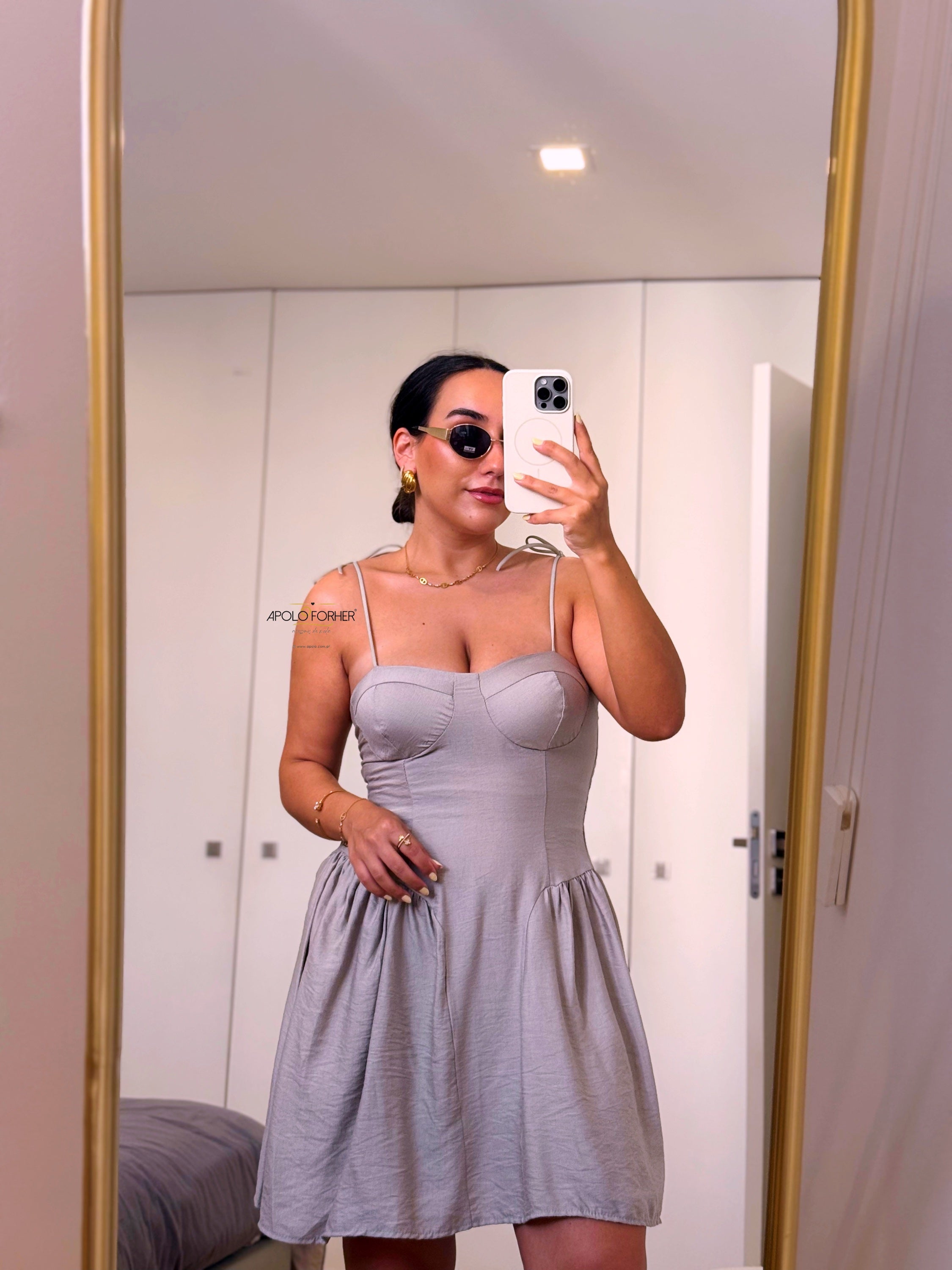 Vestido curto com pregas de lado | Cinza