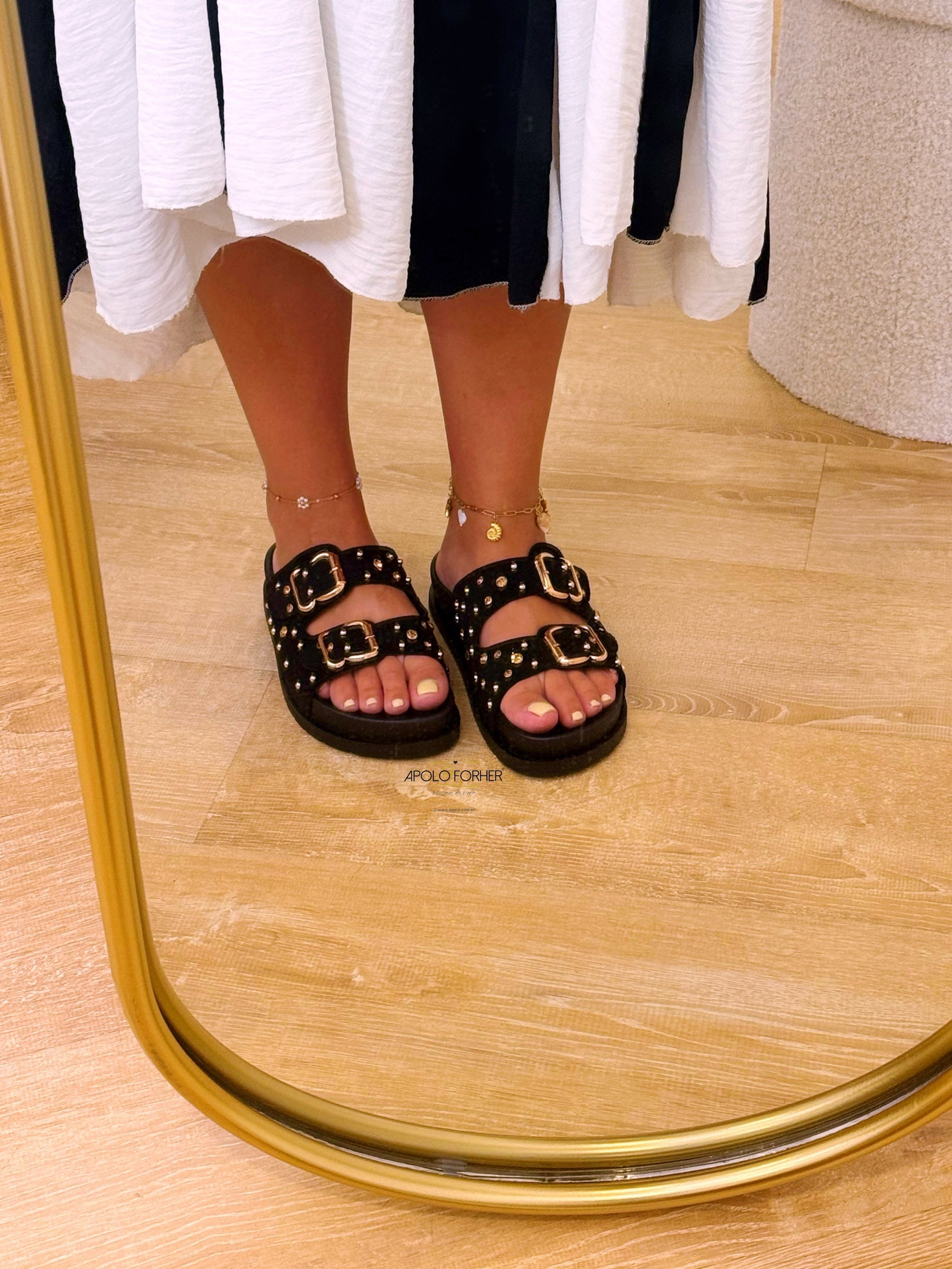 Chinelo de fivelas com pormenores dourados e brilhantes | Preto