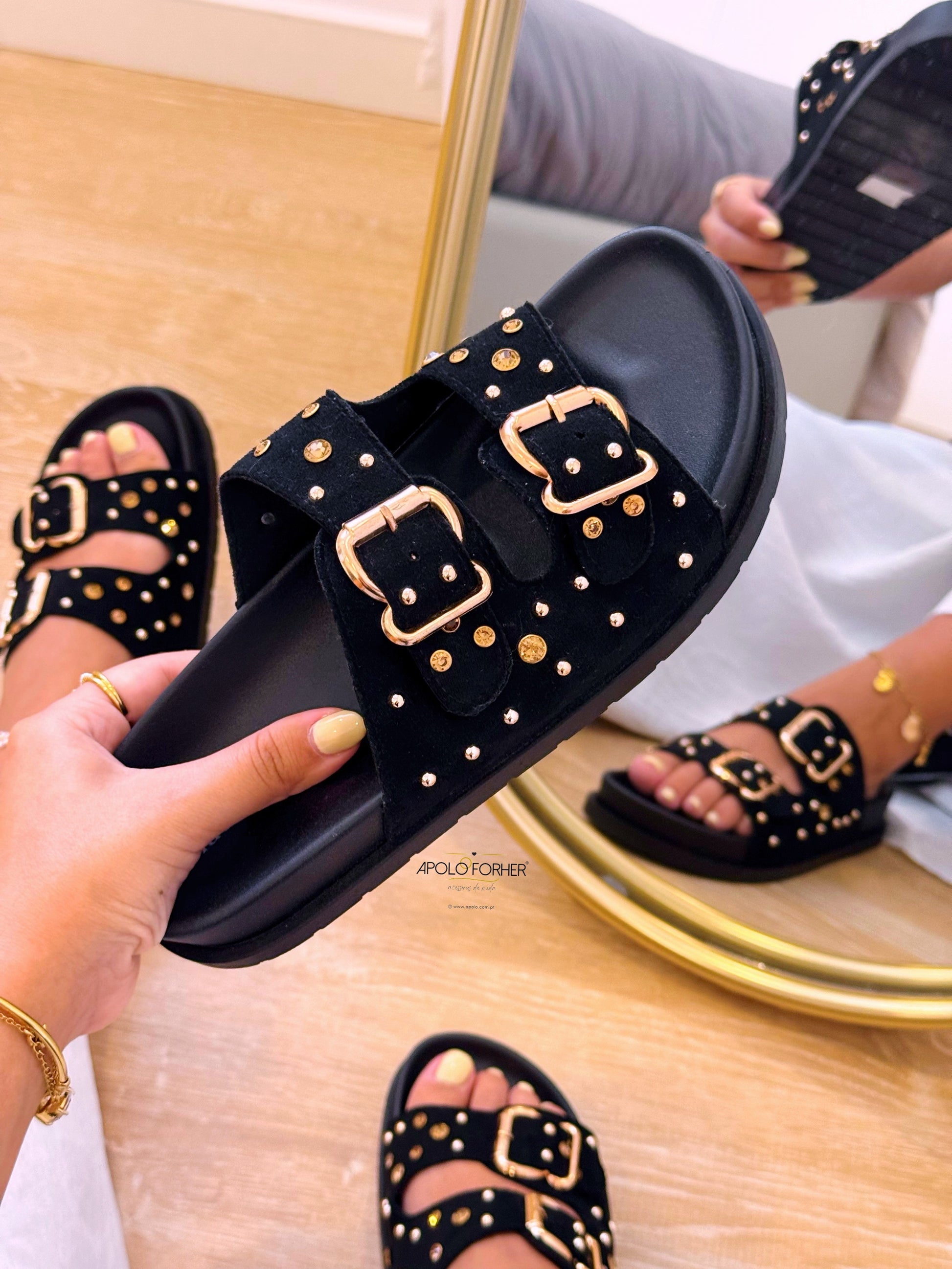 Chinelo de fivelas com pormenores dourados e brilhantes | Preto