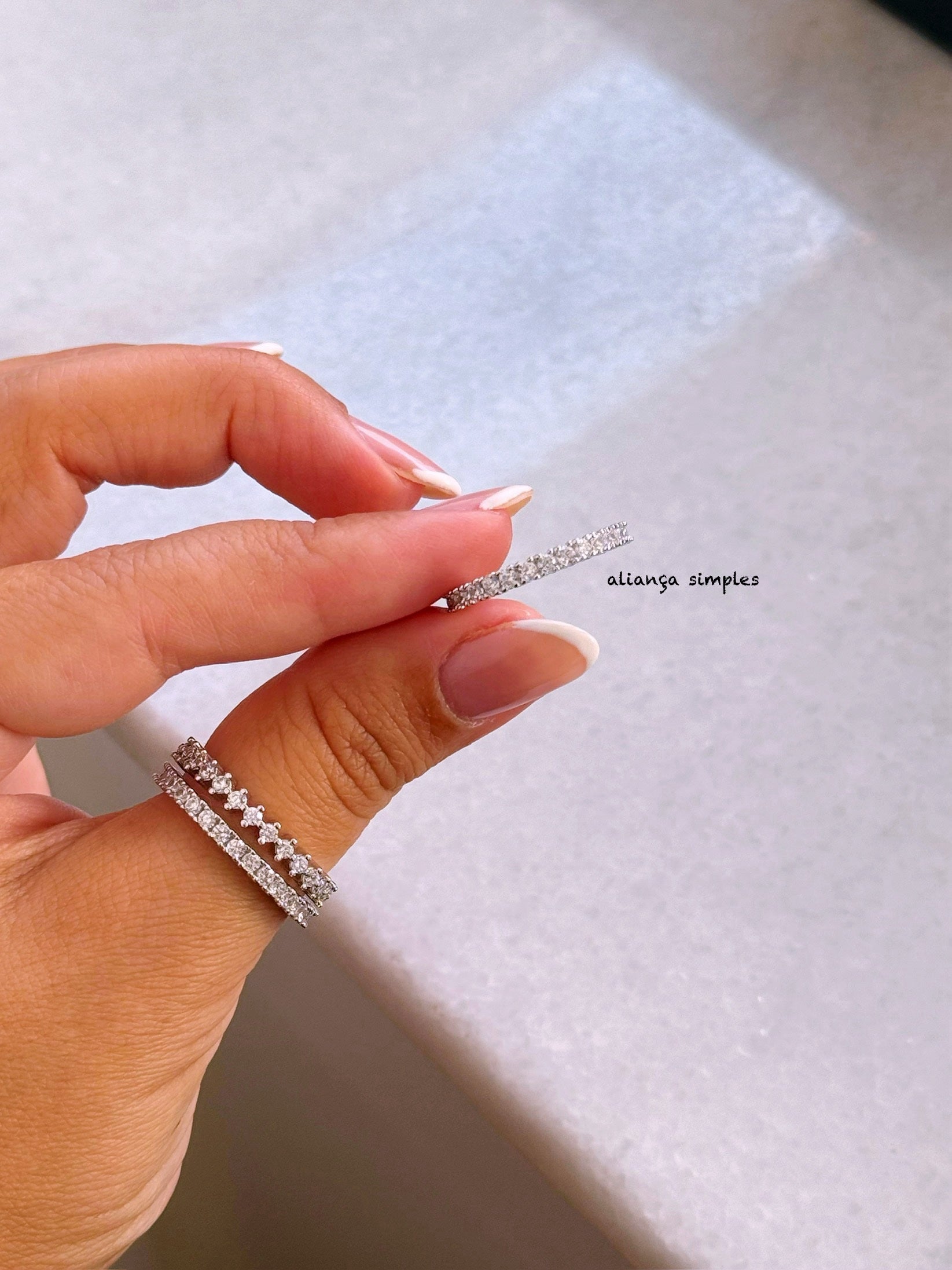 Anel delicado • aliança simples com zircónias | Linha premium