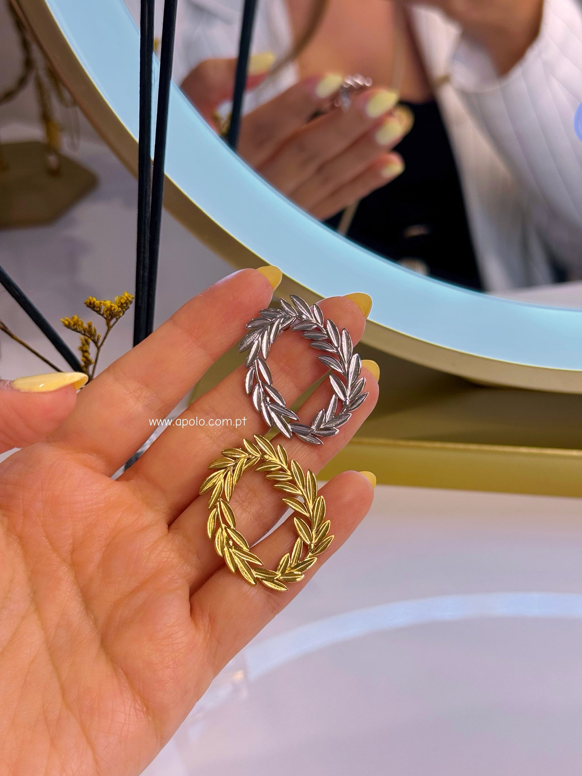 Brincos folhinhas efeito oval | Prateado