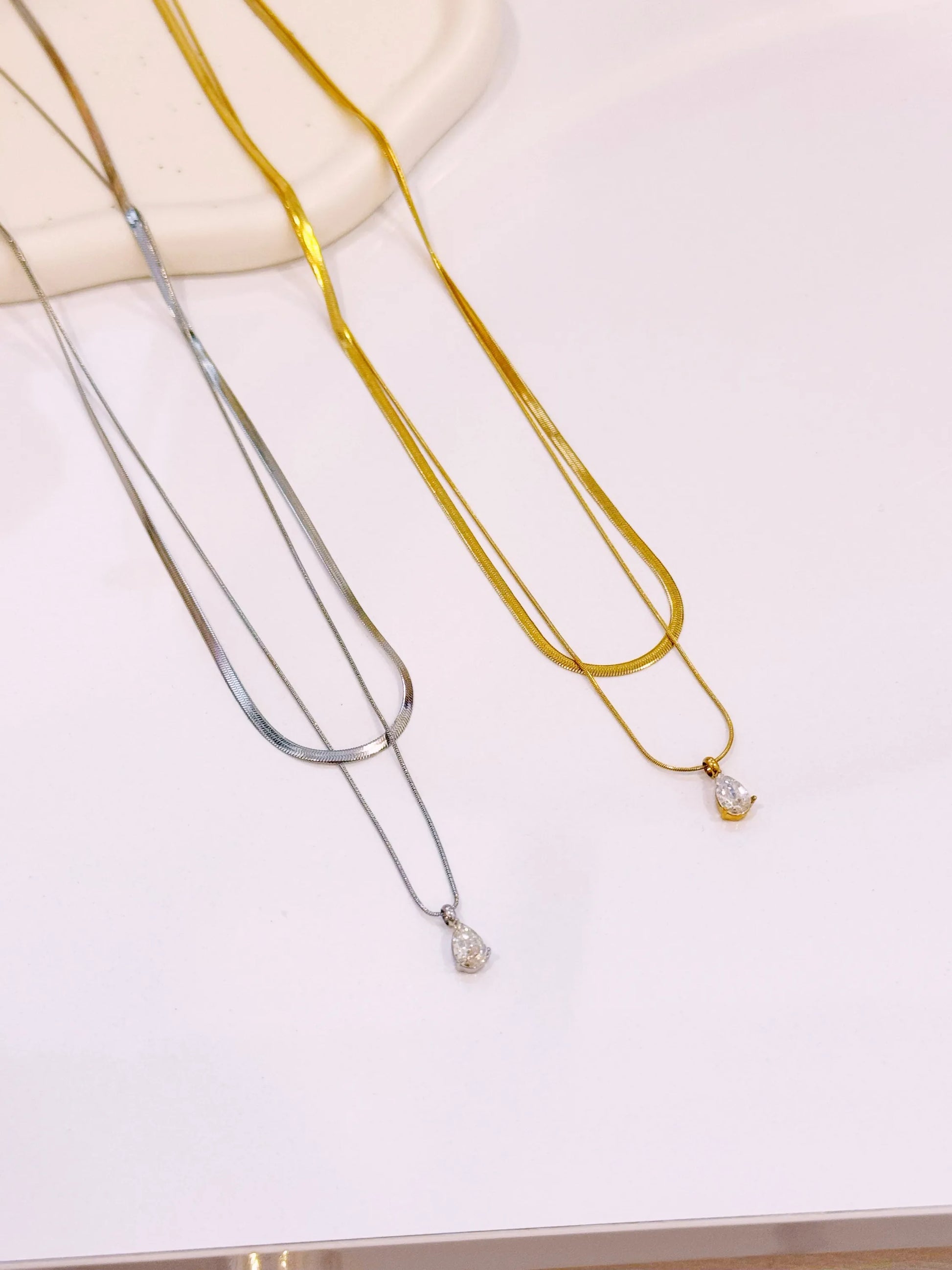 Colar efeito duplo malha achatada e malha fininha com brilhante gota | Prateado