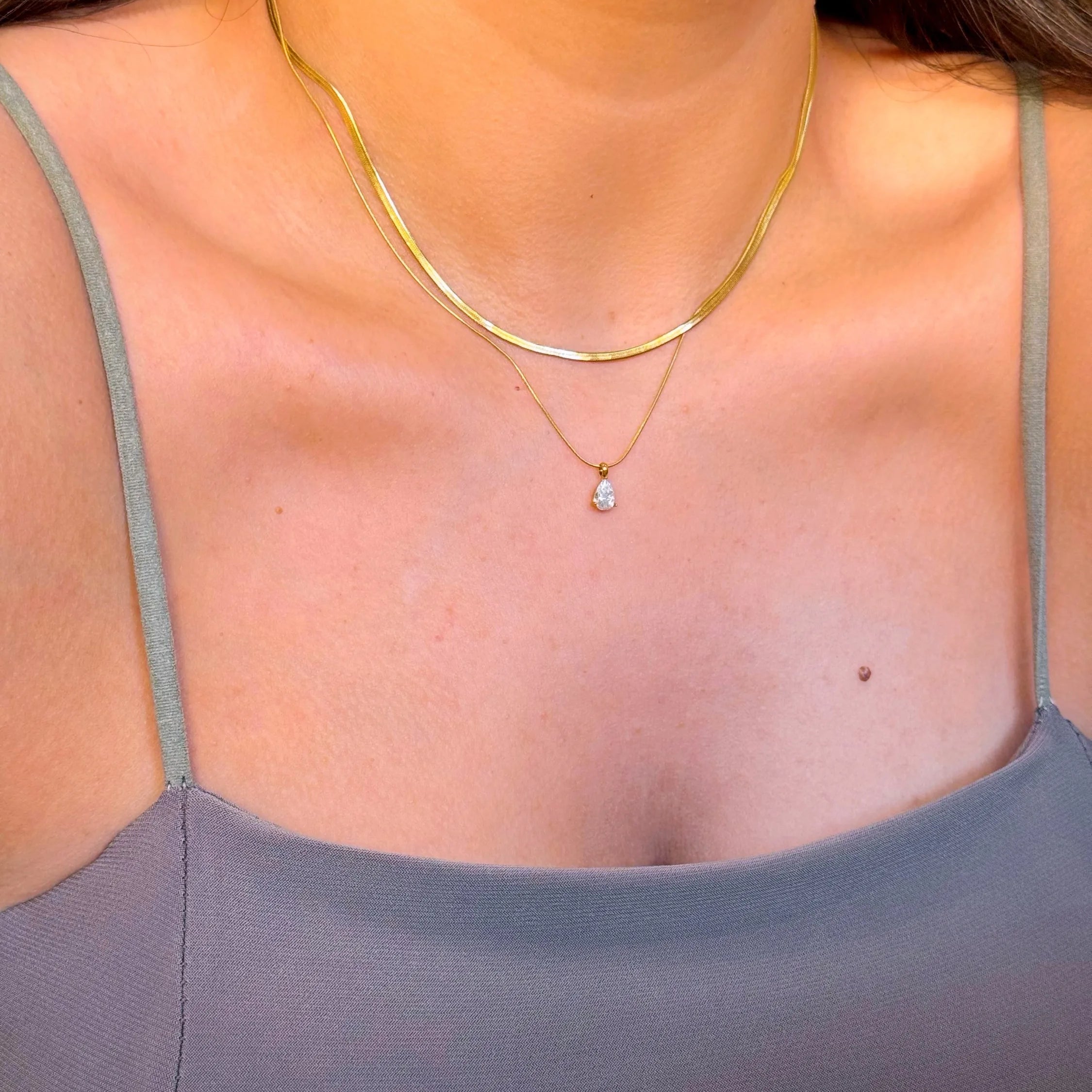 Colar efeito duplo malha achatada e malha fininha com brilhante gota | Dourado