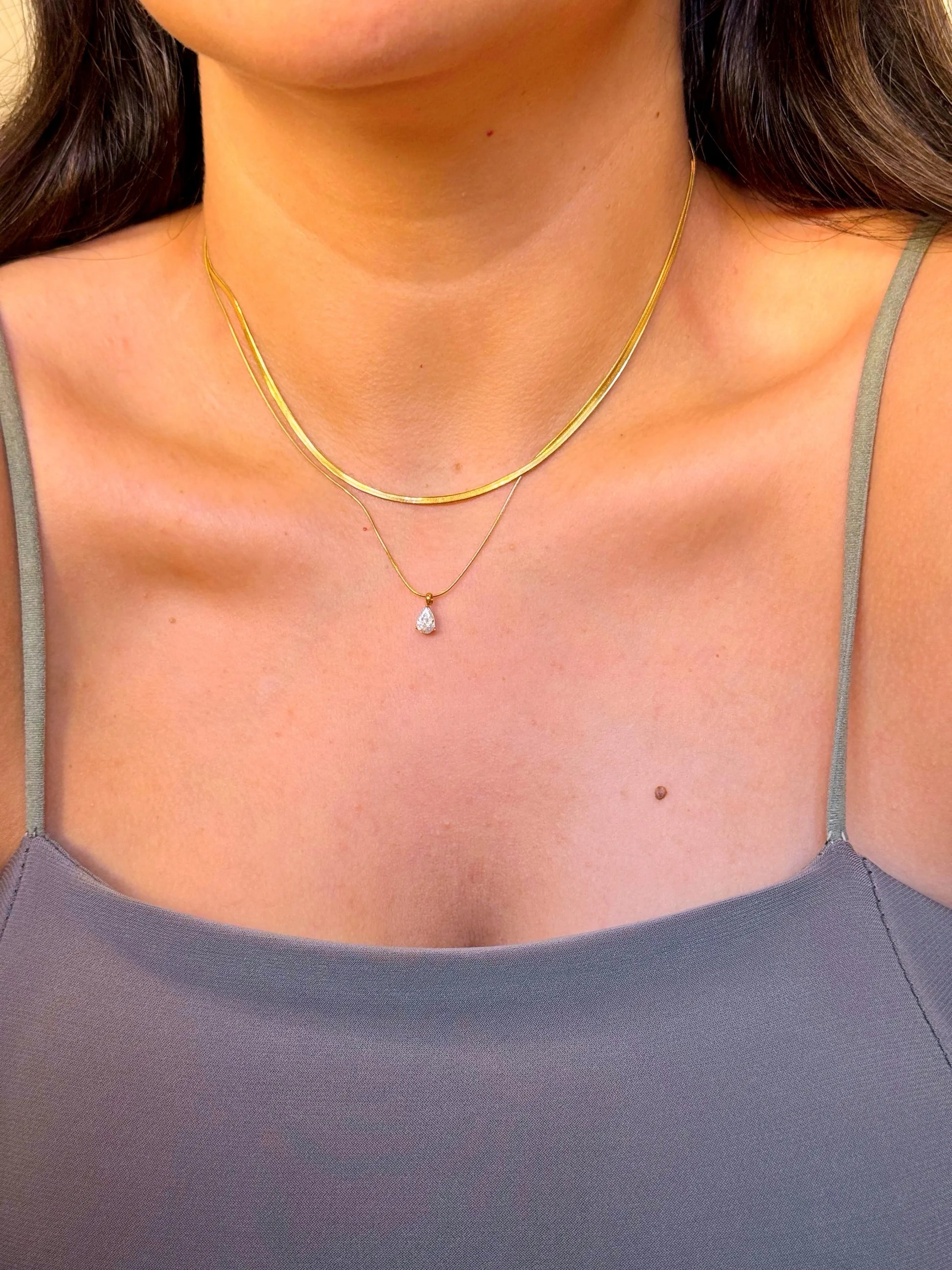 Colar efeito duplo malha achatada e malha fininha com brilhante gota | Dourado