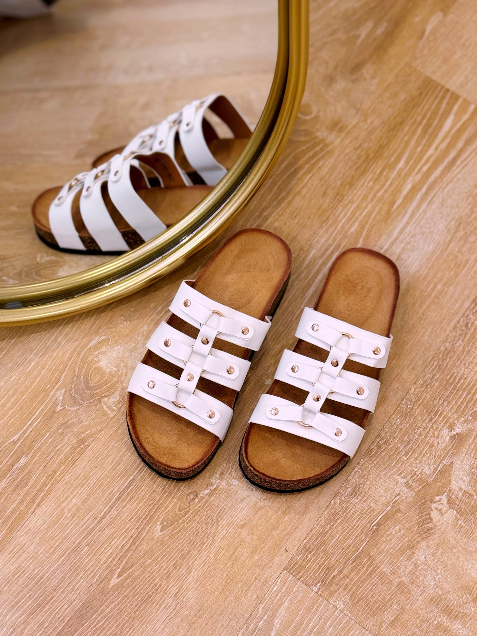 Chinelo com tiras e pormenores dourados | Branco