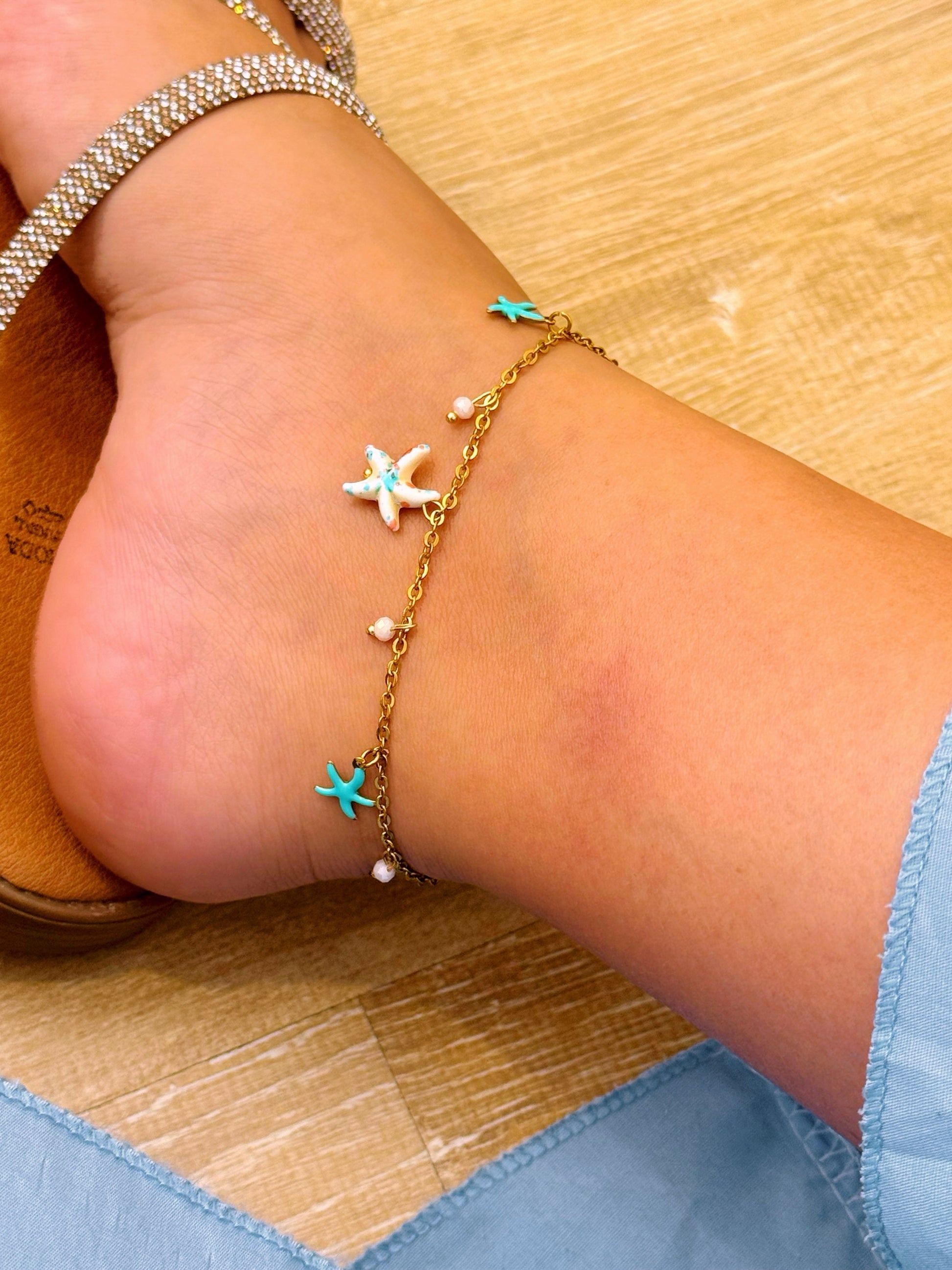 Pulseira de pé com estrelinhas do mar e bolinhas | Tons coloridos e azul
