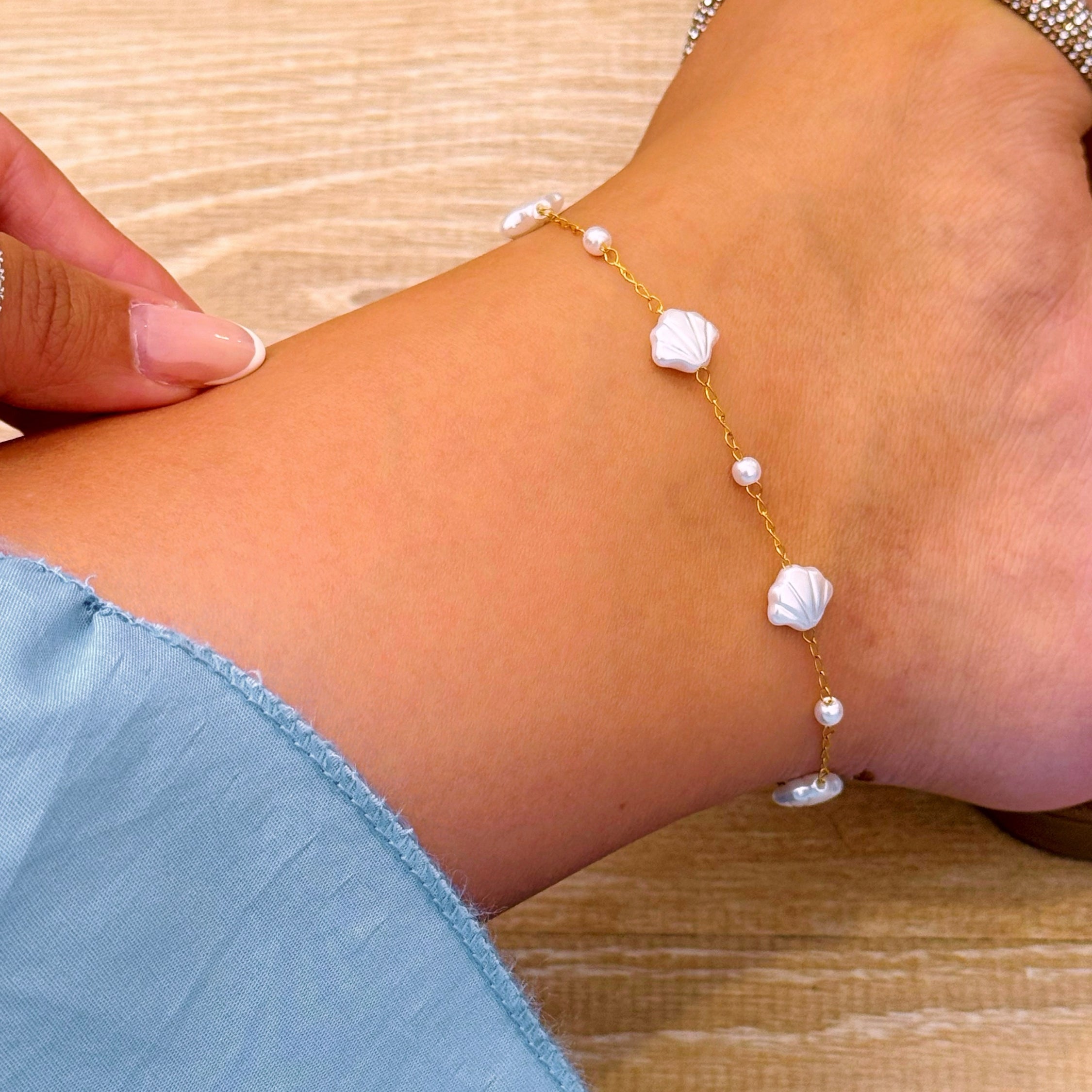 Pulseira de pé conchinhas e bolinhas em madre pérola | Dourado