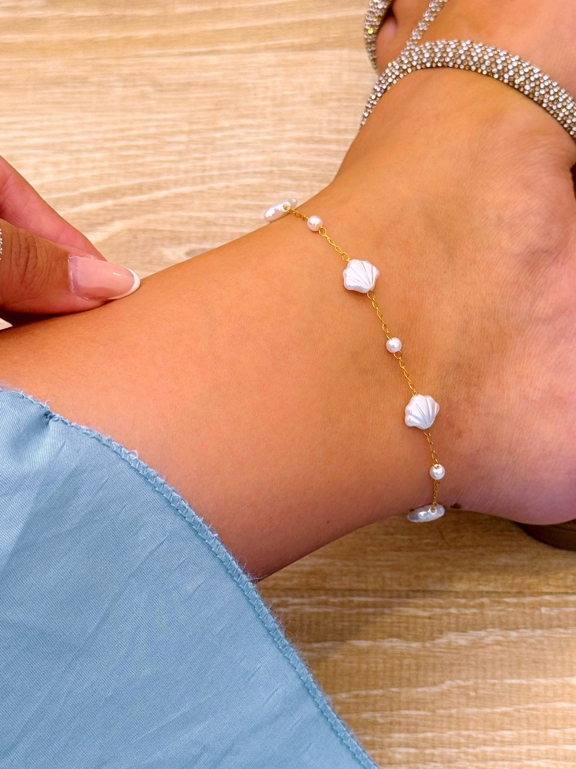 Pulseira de pé conchinhas e bolinhas em madre pérola | Dourado