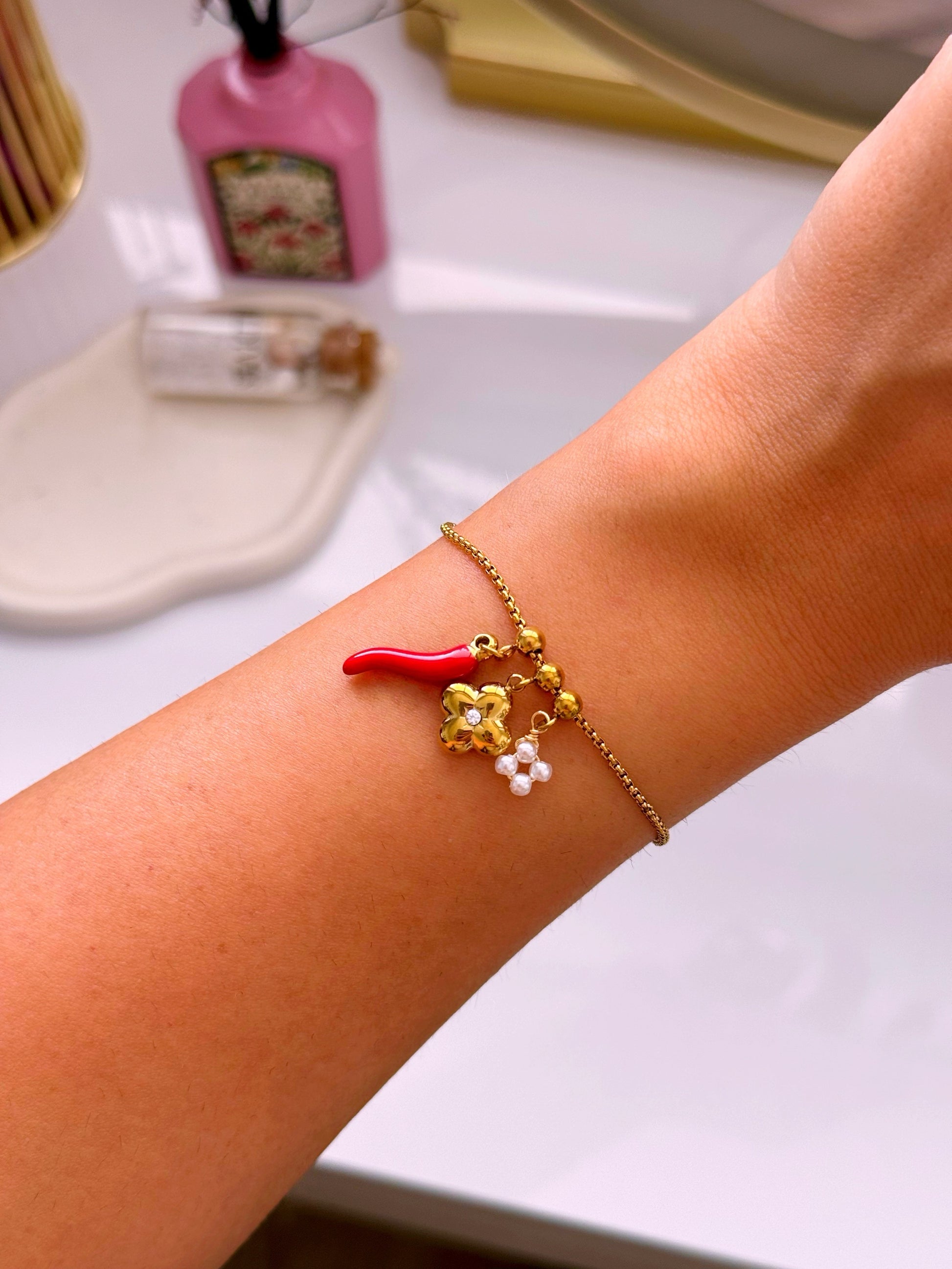 Pulseira de malha fininha com pimenta, trevo e pérola em pendente | Dourado