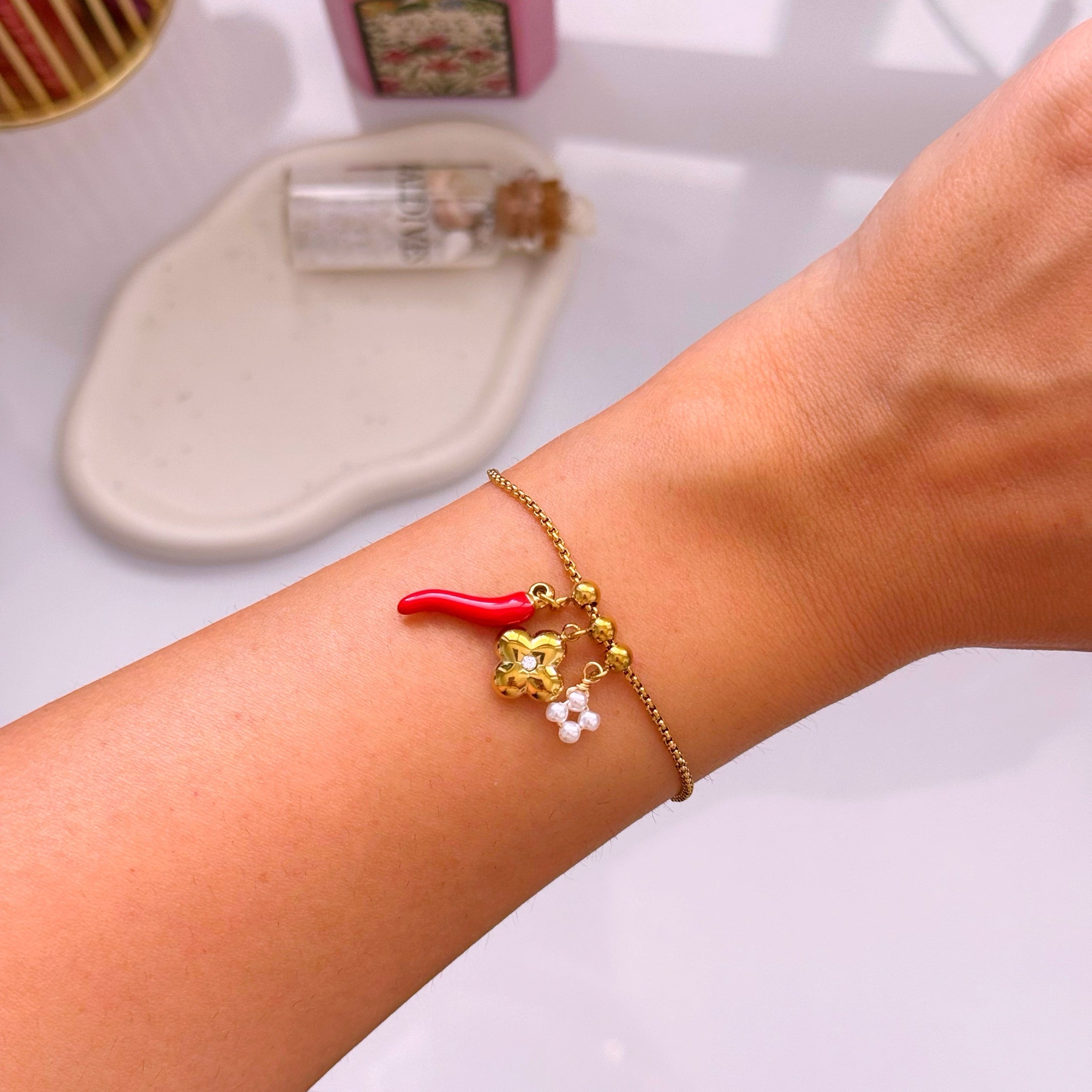Pulseira de malha fininha com pimenta, trevo e pérola em pendente | Dourado
