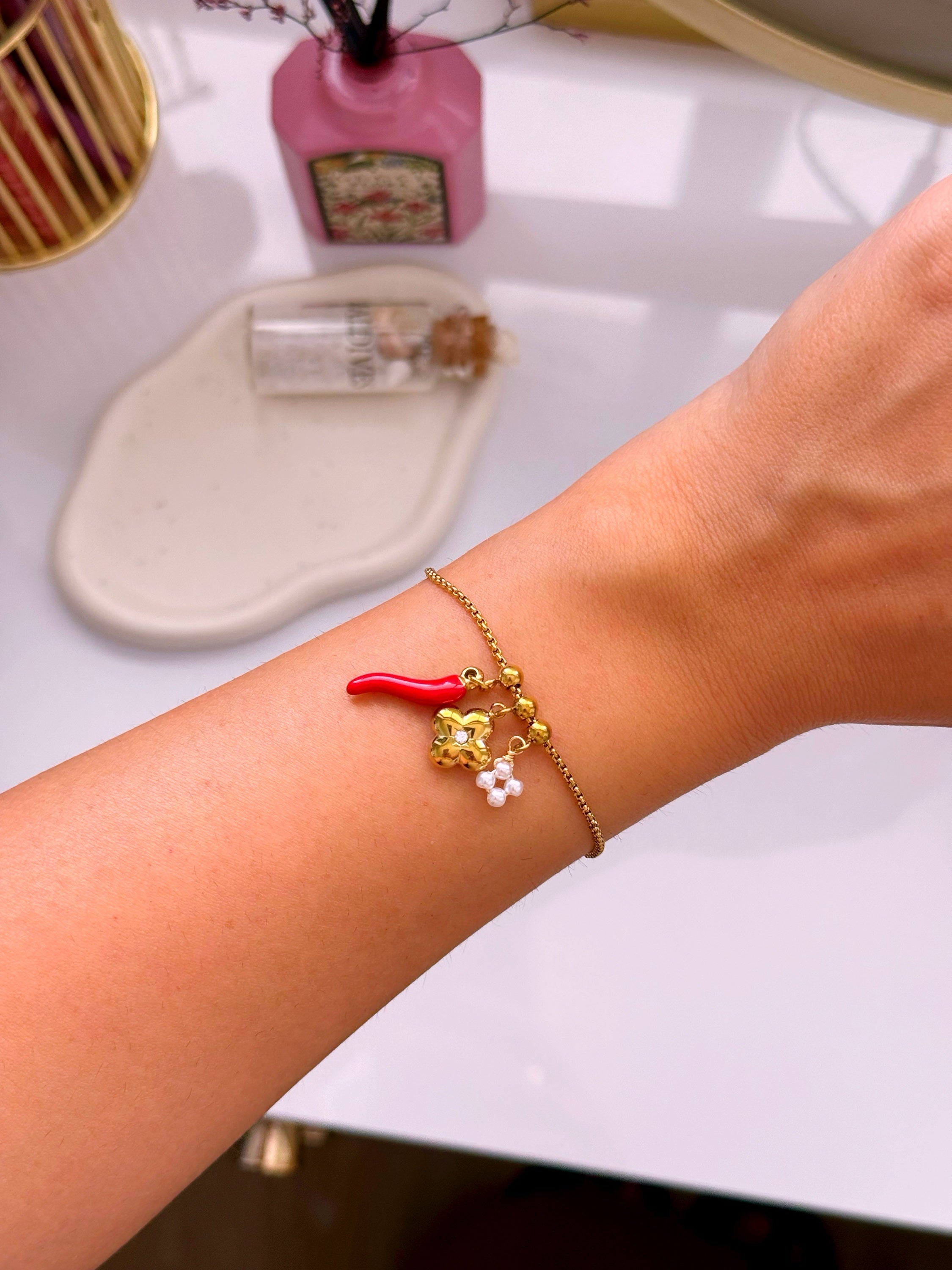 Pulseira de malha fininha com pimenta, trevo e pérola em pendente | Dourado