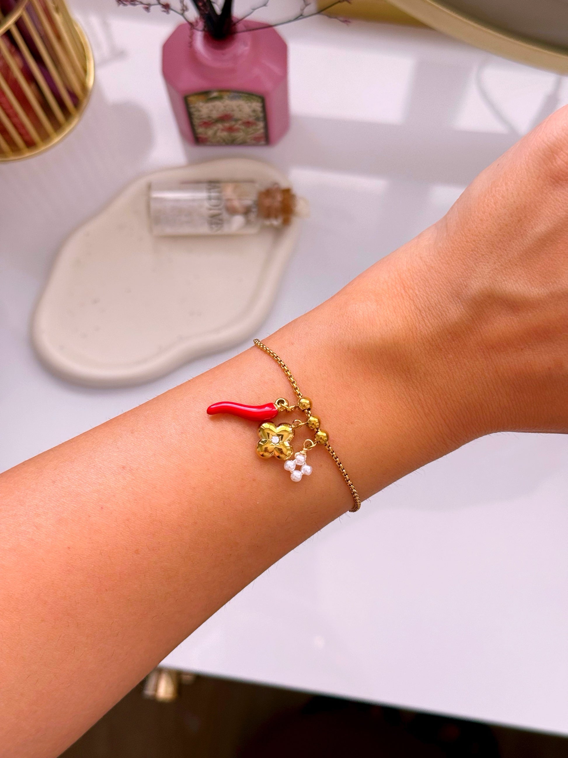 Pulseira de malha fininha com pimenta, trevo e pérola em pendente | Dourado