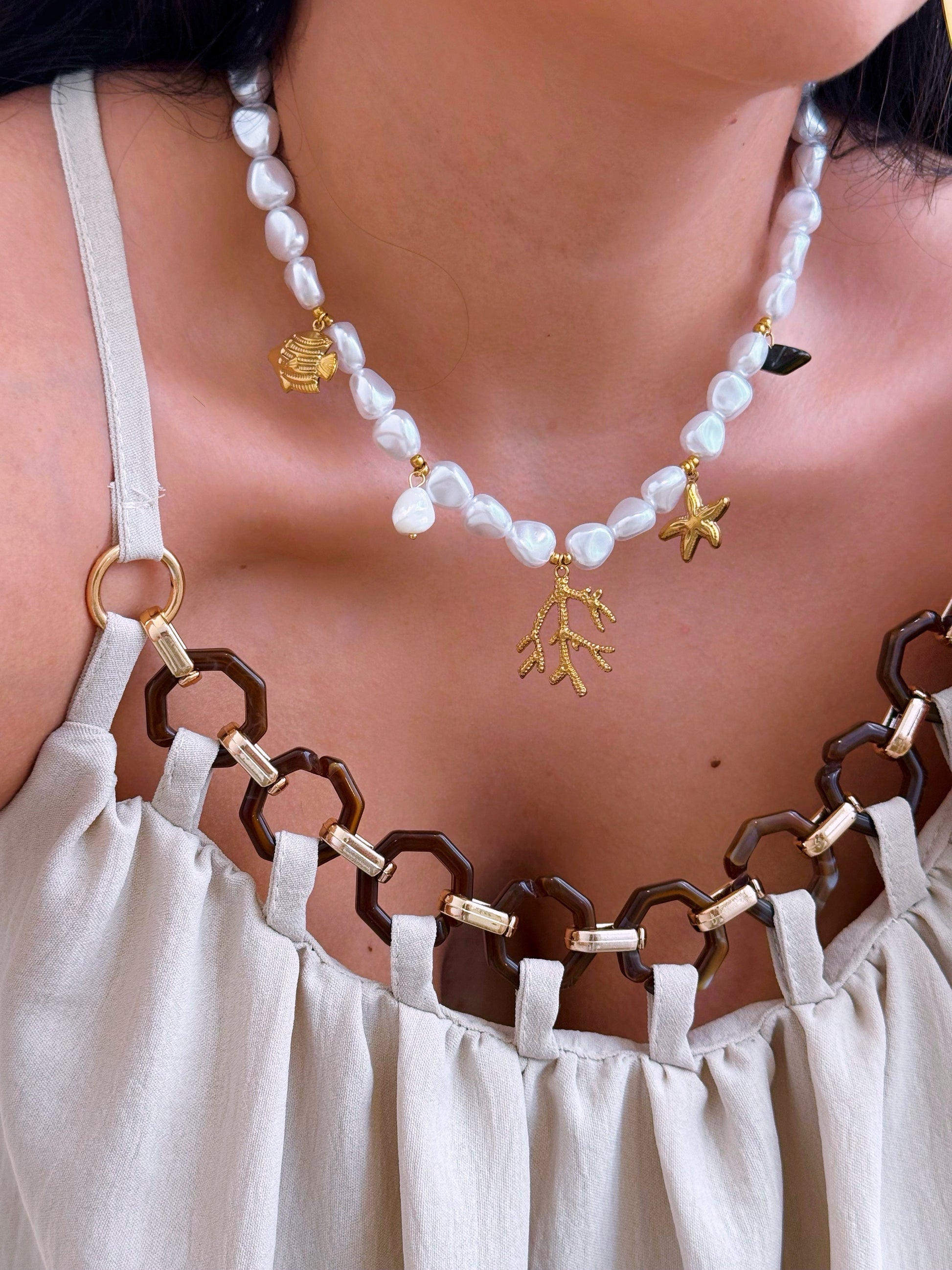 Colar de pérolas com coral e vários pendentes | Dourado