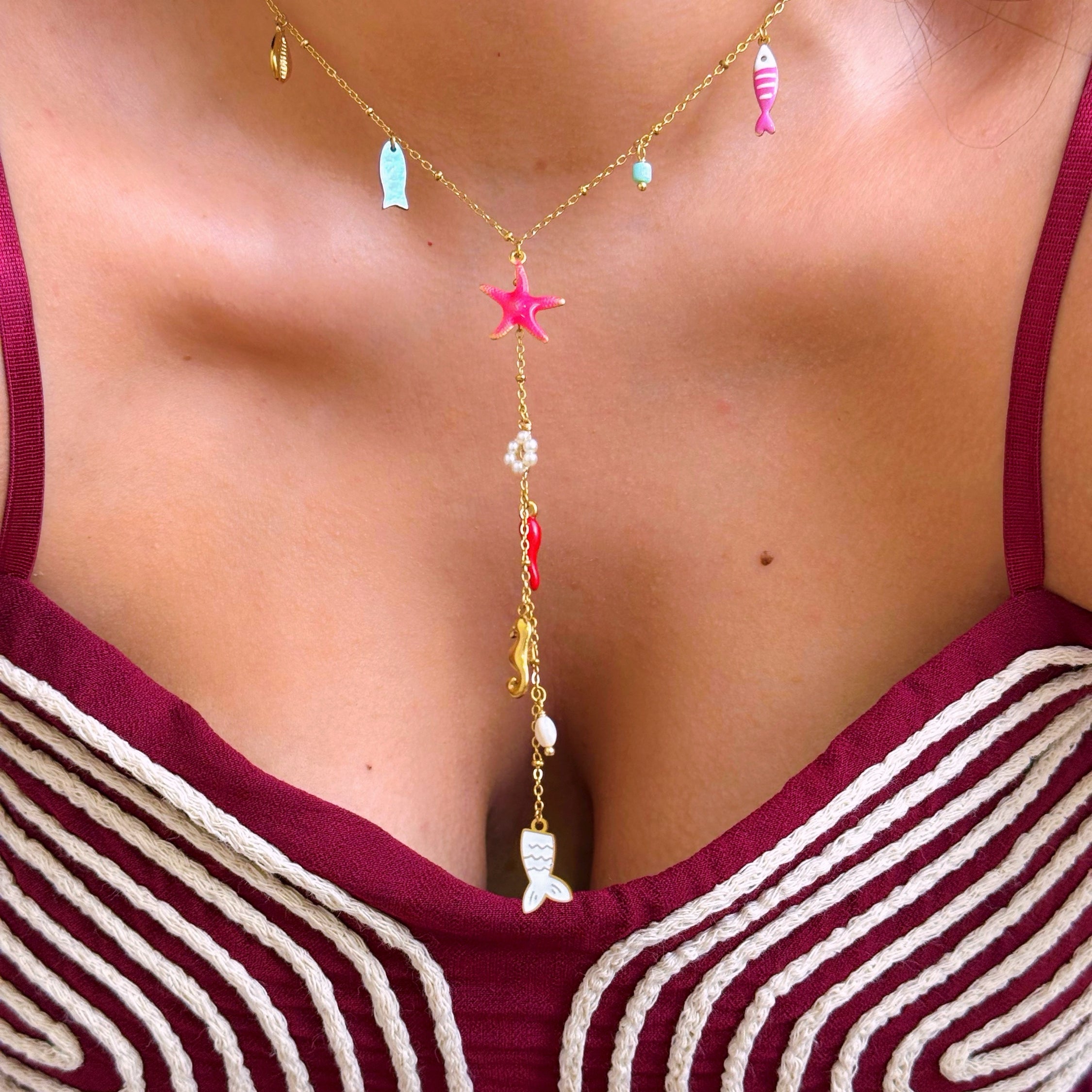 Colar com estrela do mar rosinha e vários pendentes | Dourado