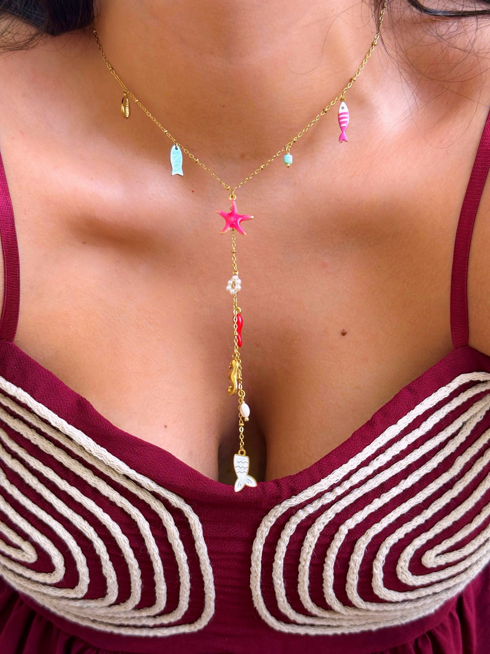 Colar com estrela do mar rosinha e vários pendentes | Dourado