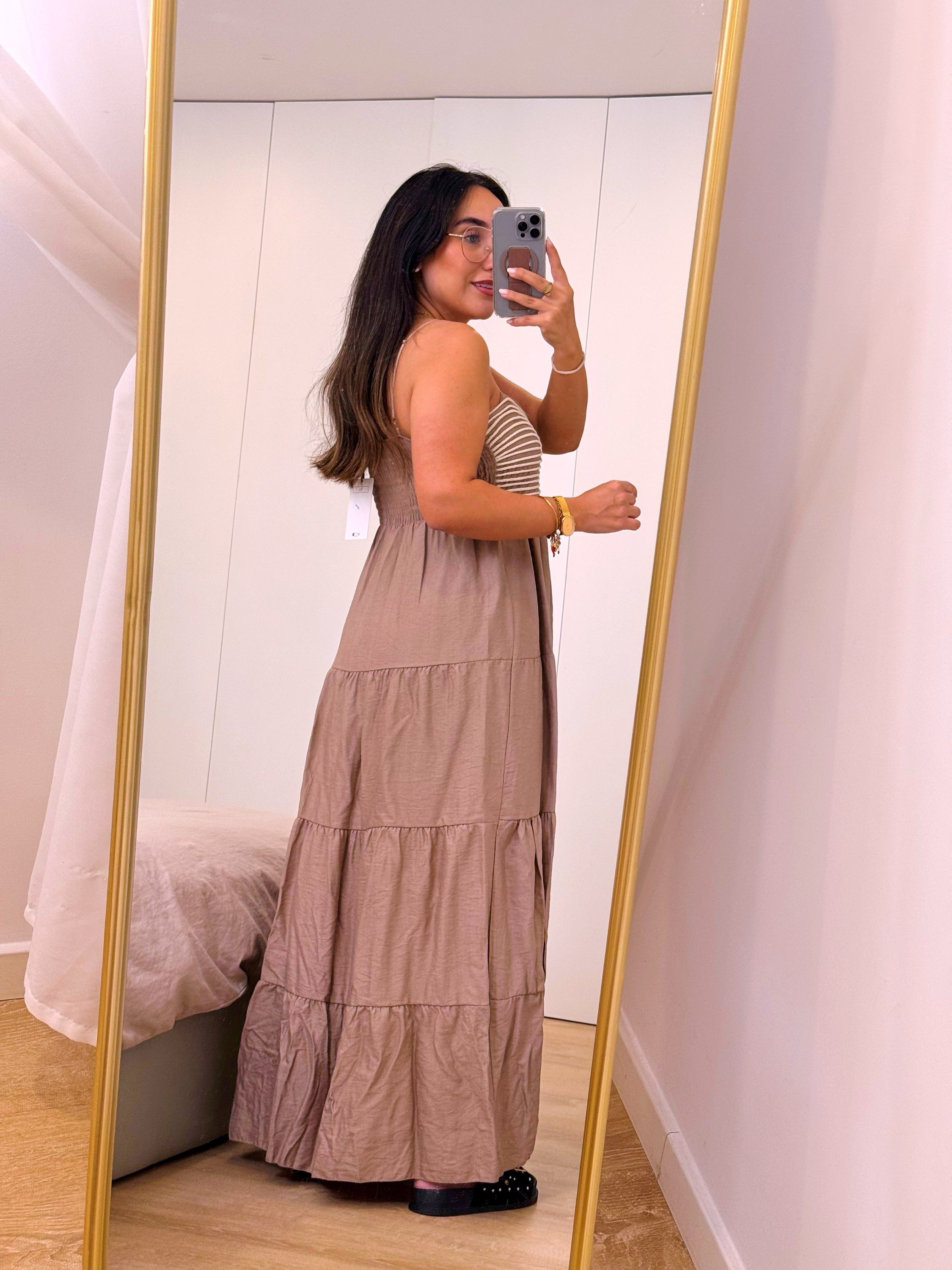 Vestido longo com efeito de cordinhas bordadas no peito | Bege escuro