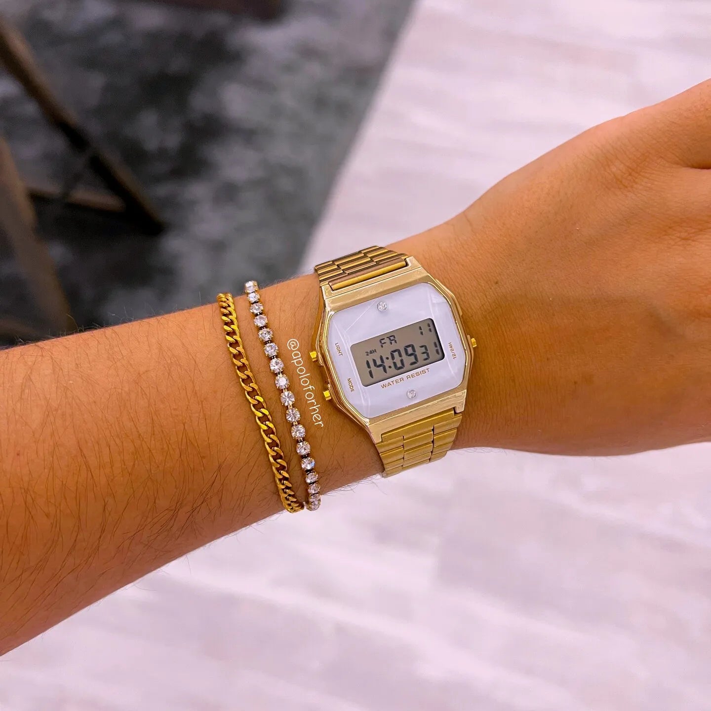 Relógio digital com brilhantes | dourado