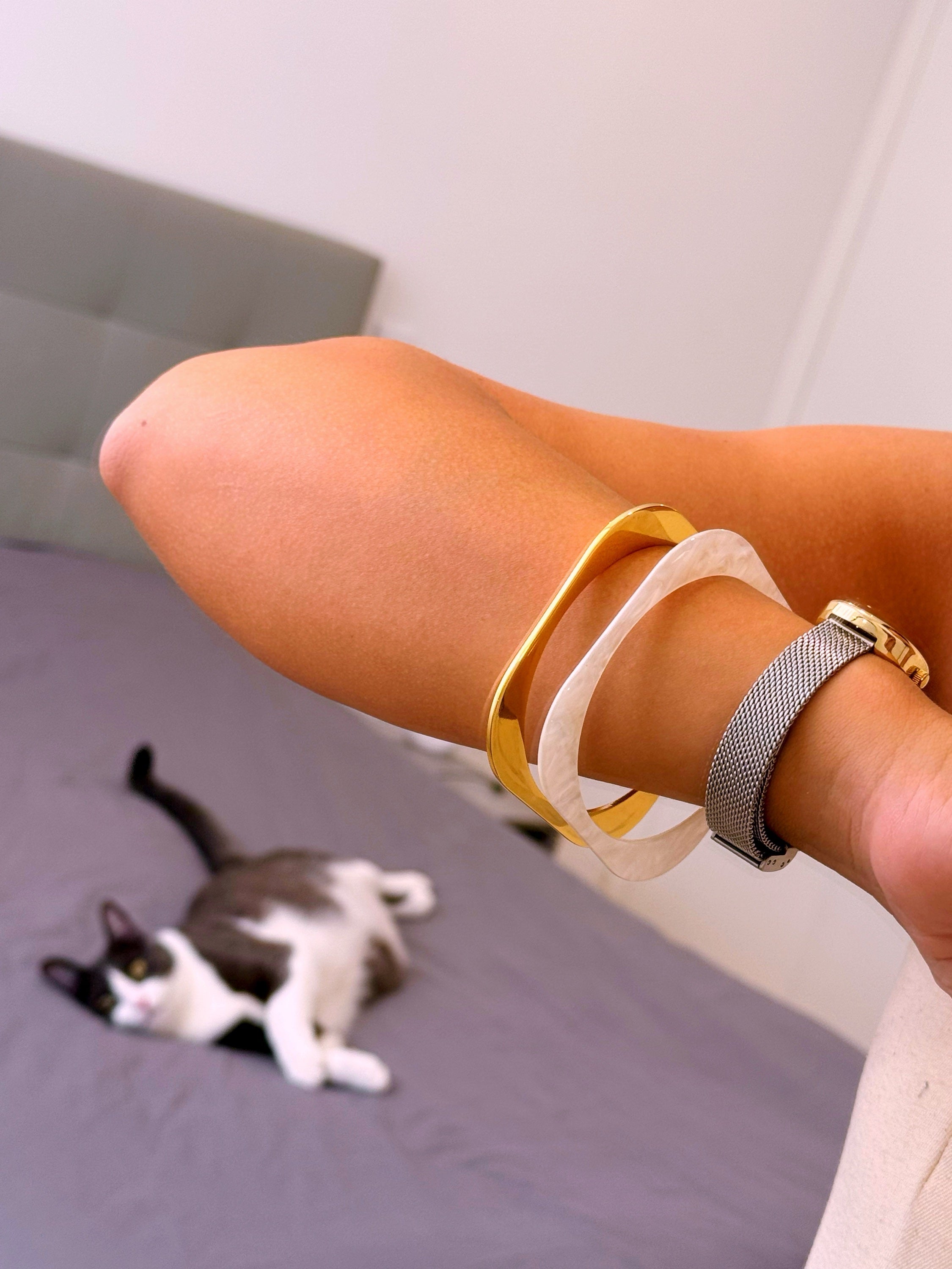 Set de 2 pulseiras rígidas em acrílico e aço inoxidável | Madrepérola • Dourado