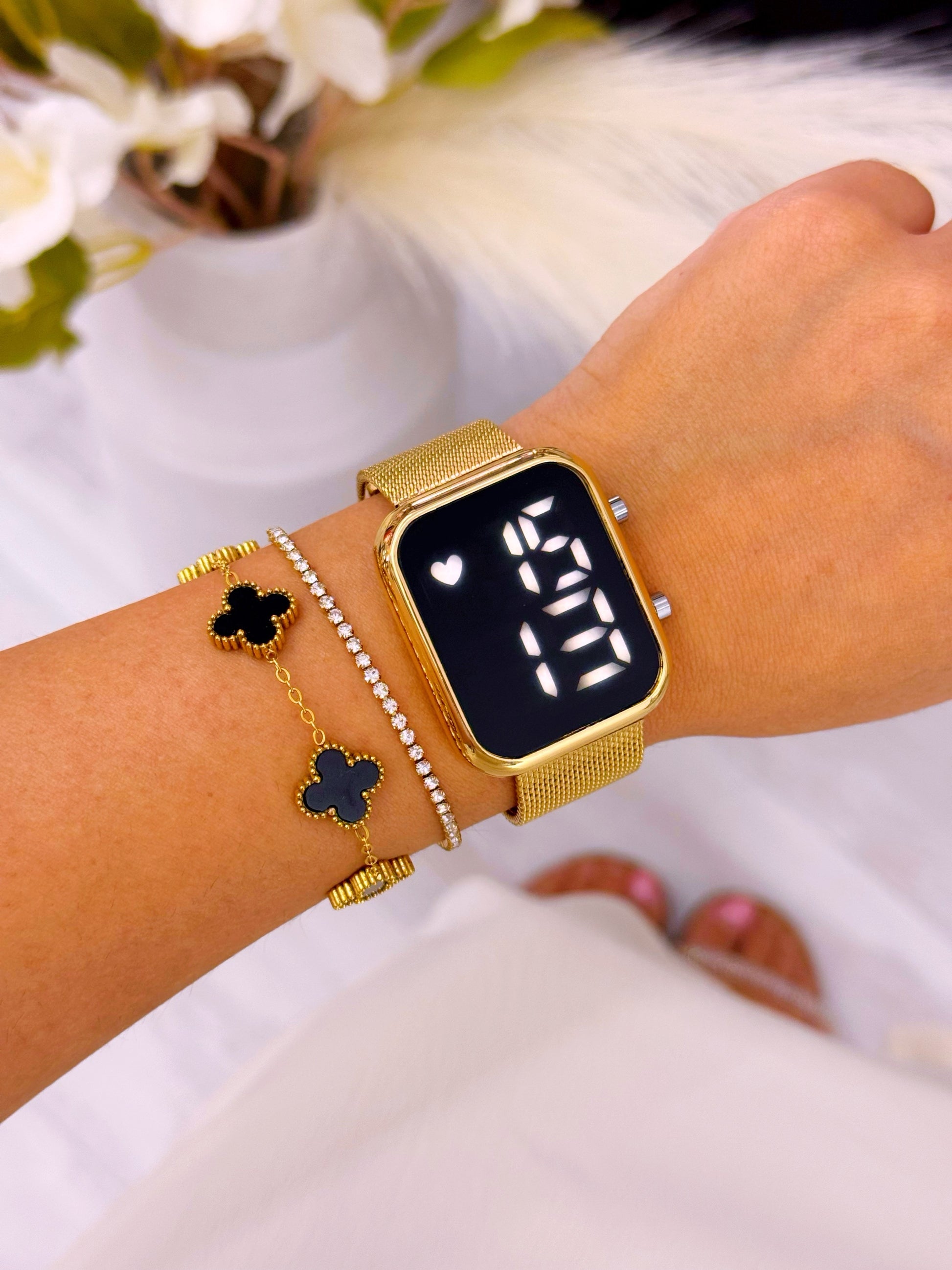 Relógio digital mostrador retangular | Dourado