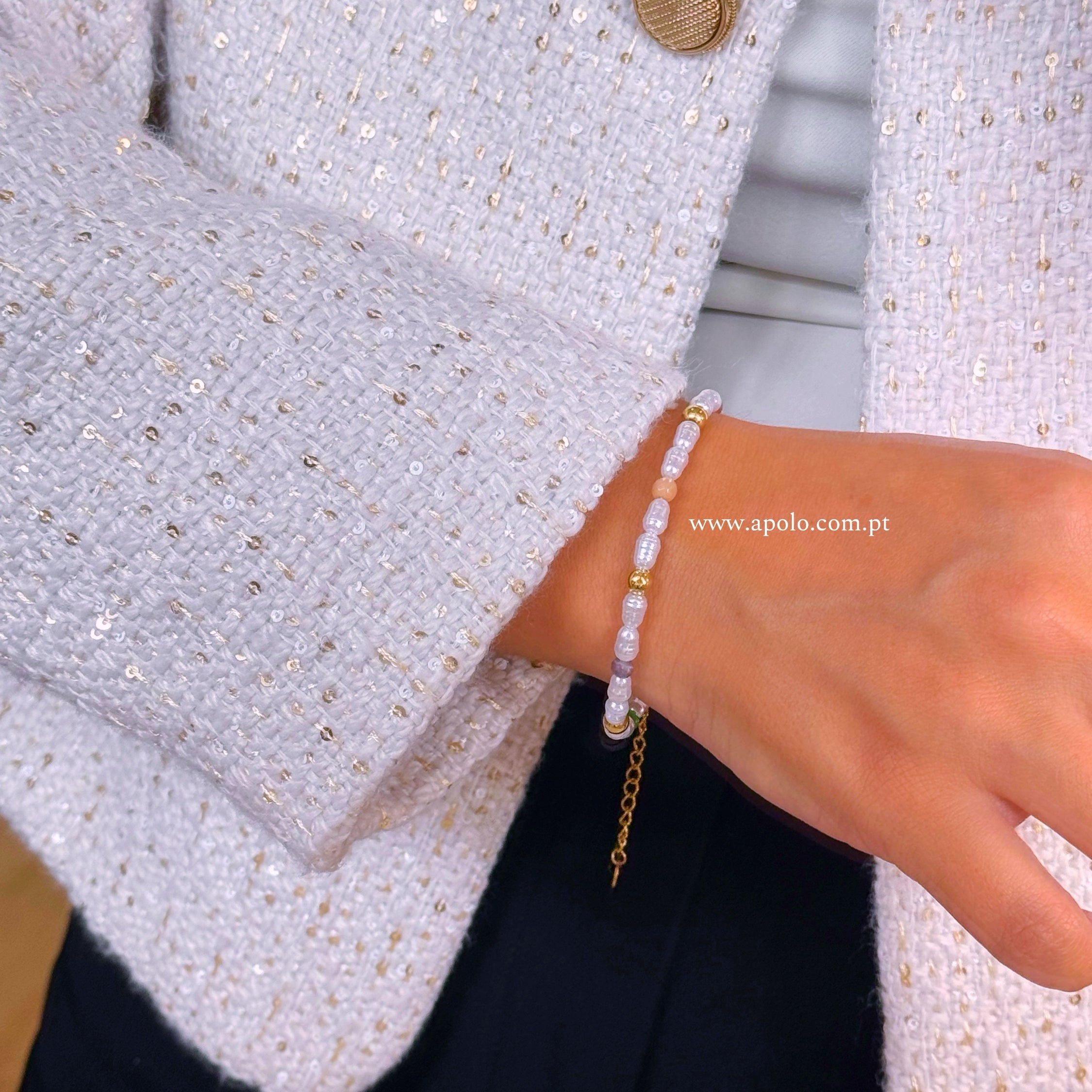 Pulseira de pérolas e pedrinhas coloridas