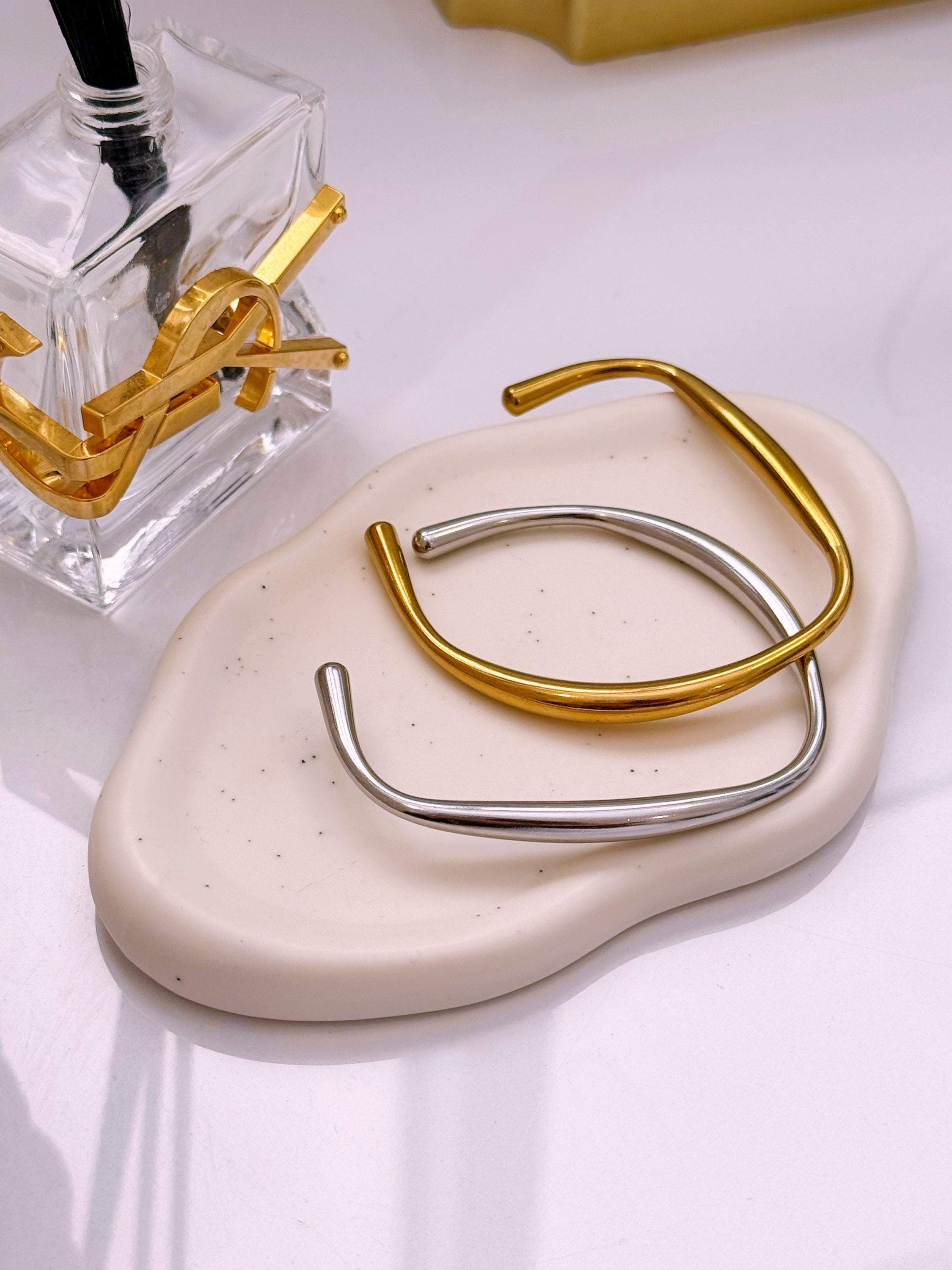 Pulseira rígida efeito irregular | 2 Cores