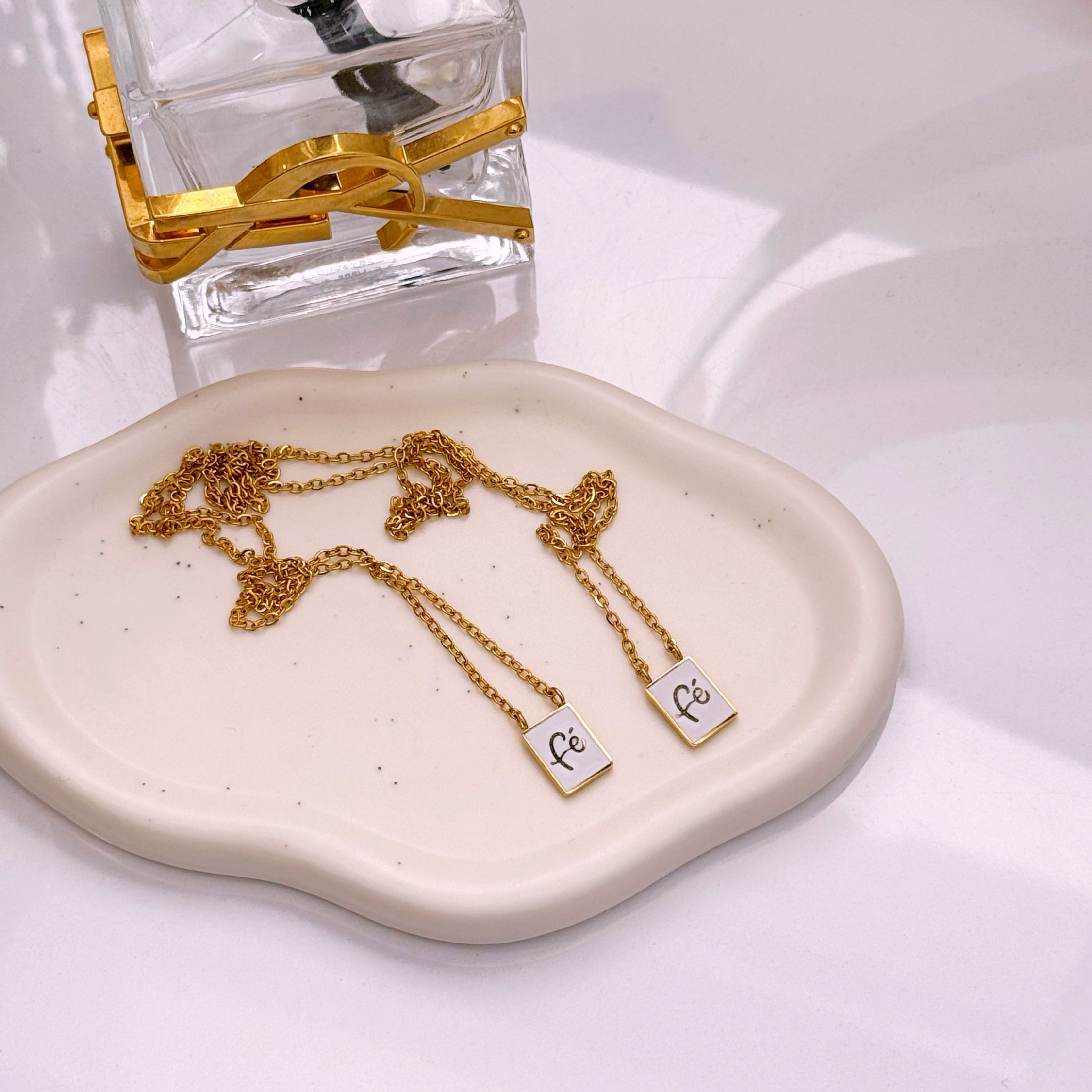 Escapulário com pendente "Fé" em branco | Dourado