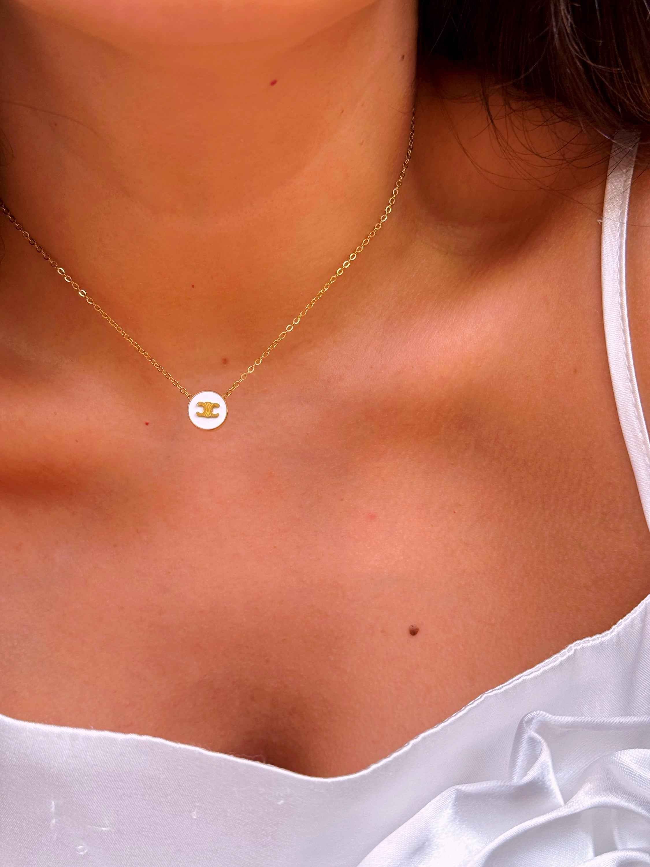 Colar malha fininha com pormenores ↄc em fundo branco | Dourado