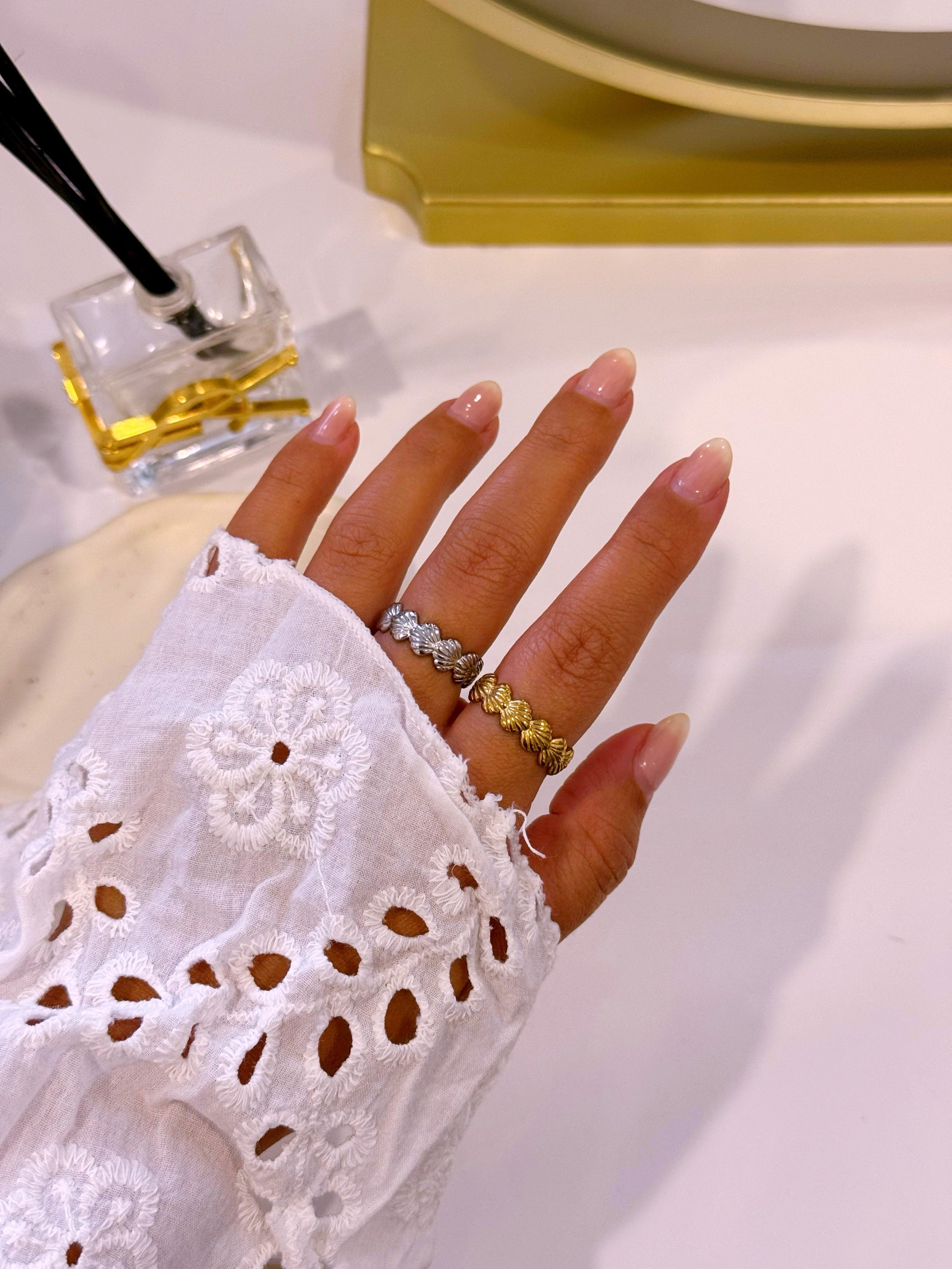 Anel ajustável com conchinhas em relevo | 2 Cores