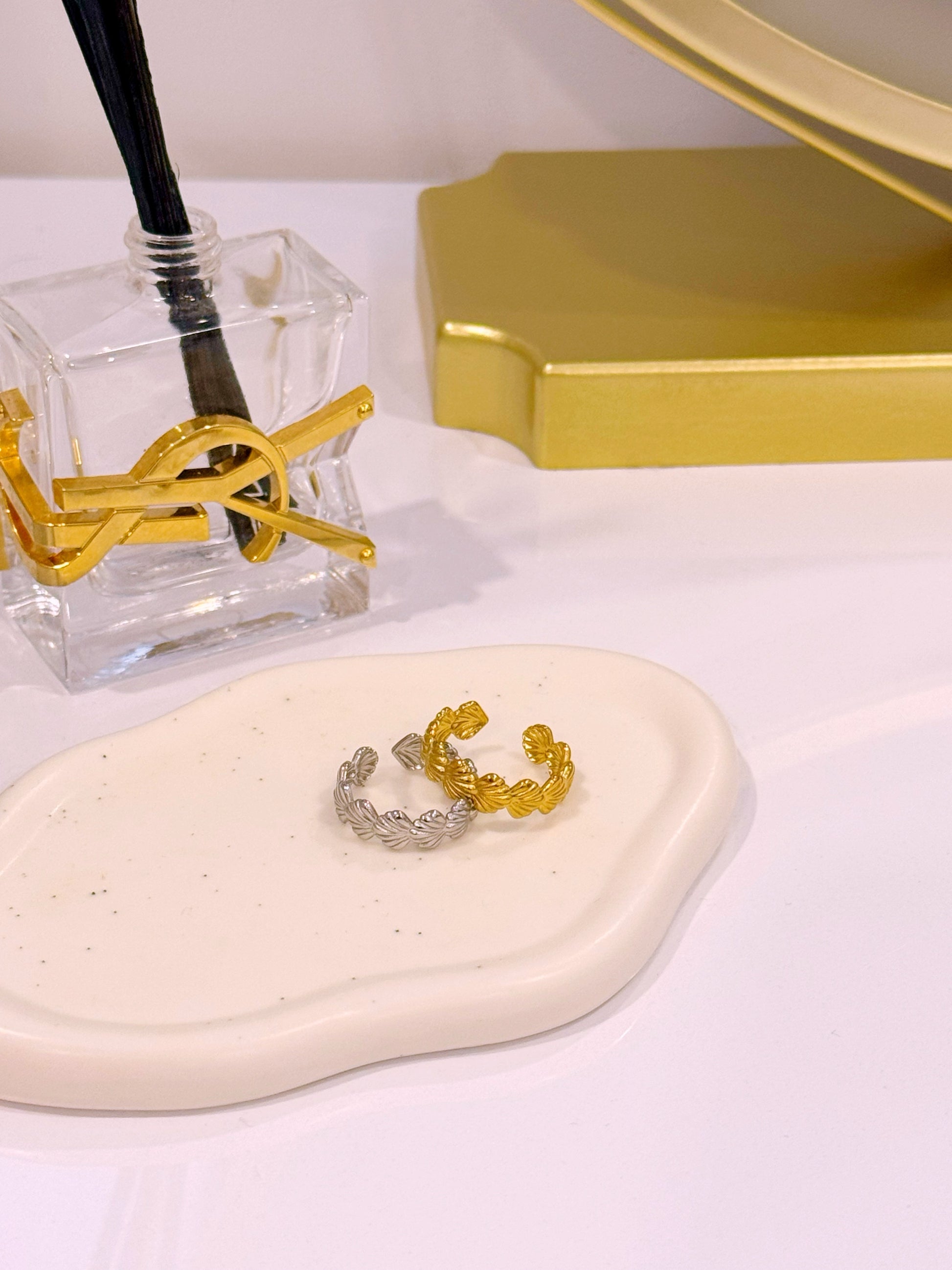 Anel ajustável com conchinhas em relevo | 2 Cores