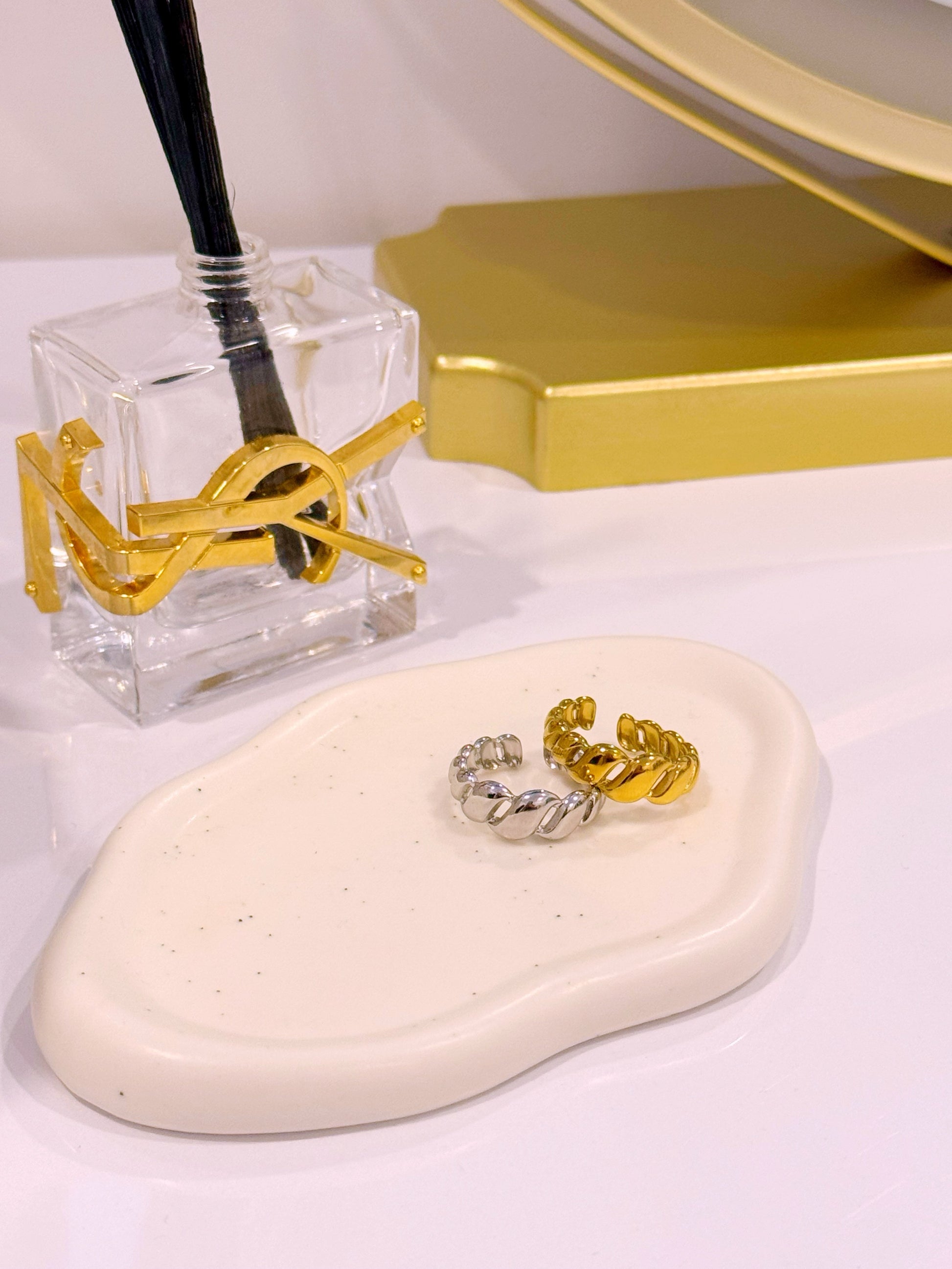 Anel corrente efeito entrelaçado com aberturas | 2 Cores